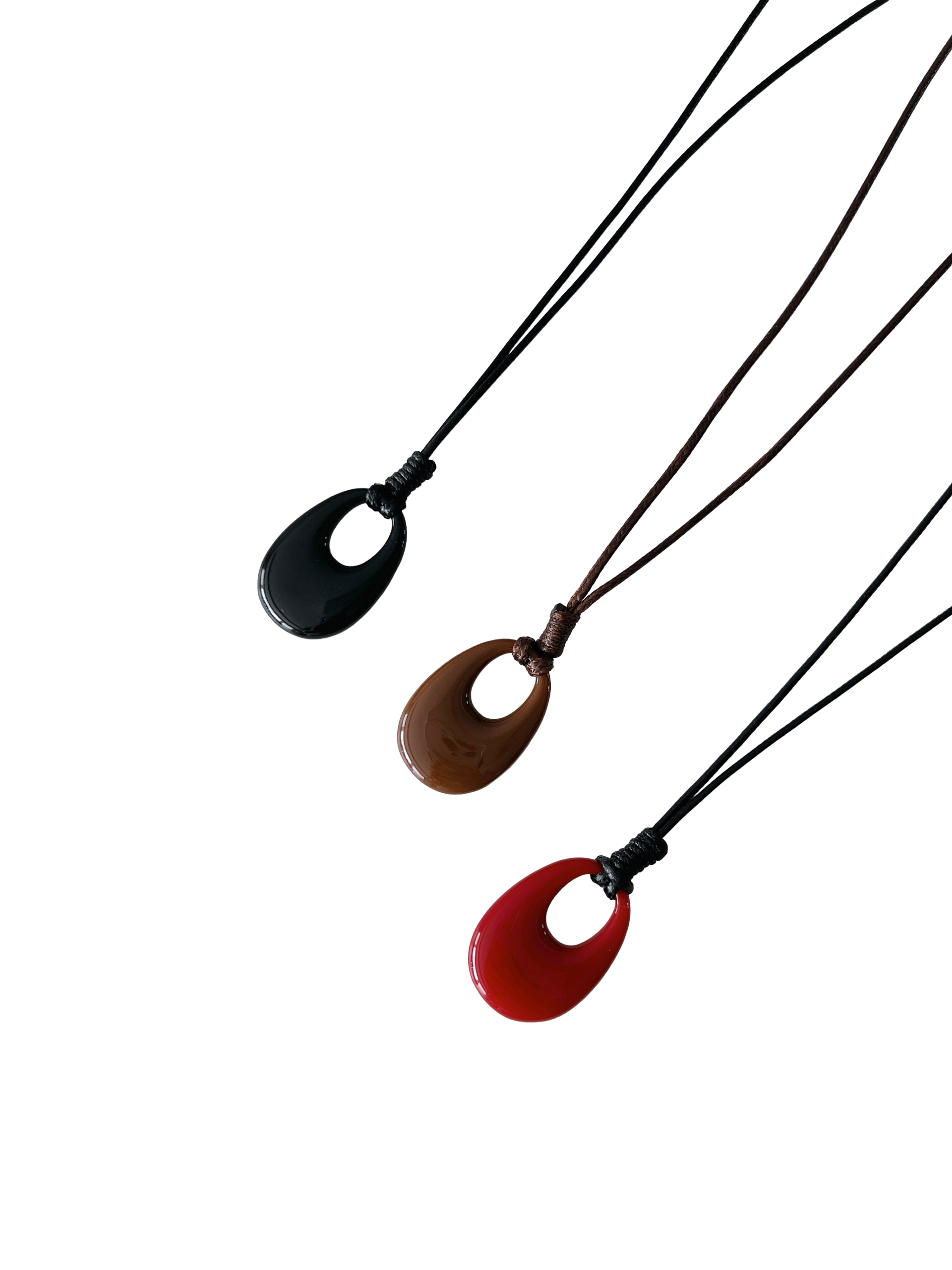 homica oival strap necklace