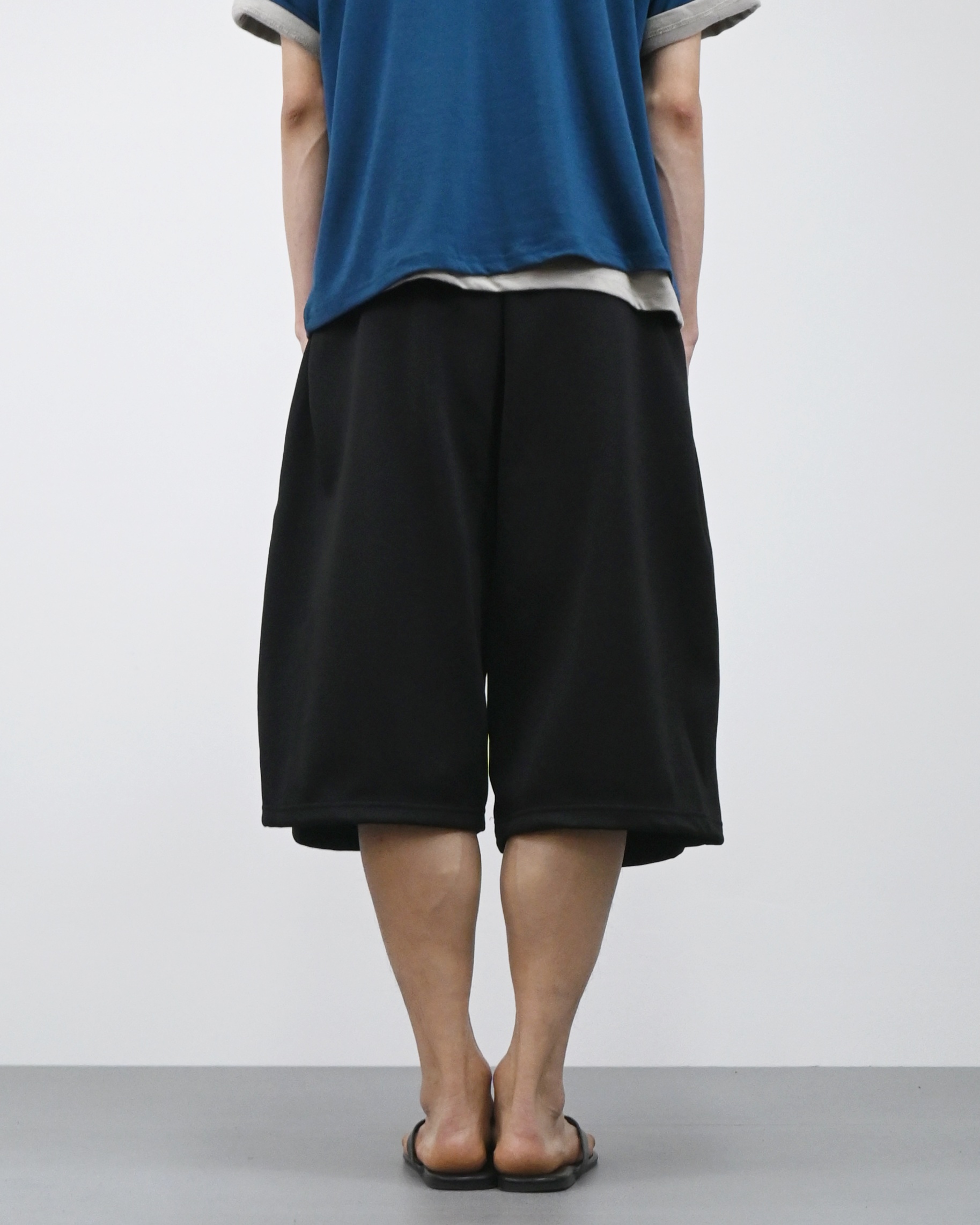 two tuck bermuda sweatpants
