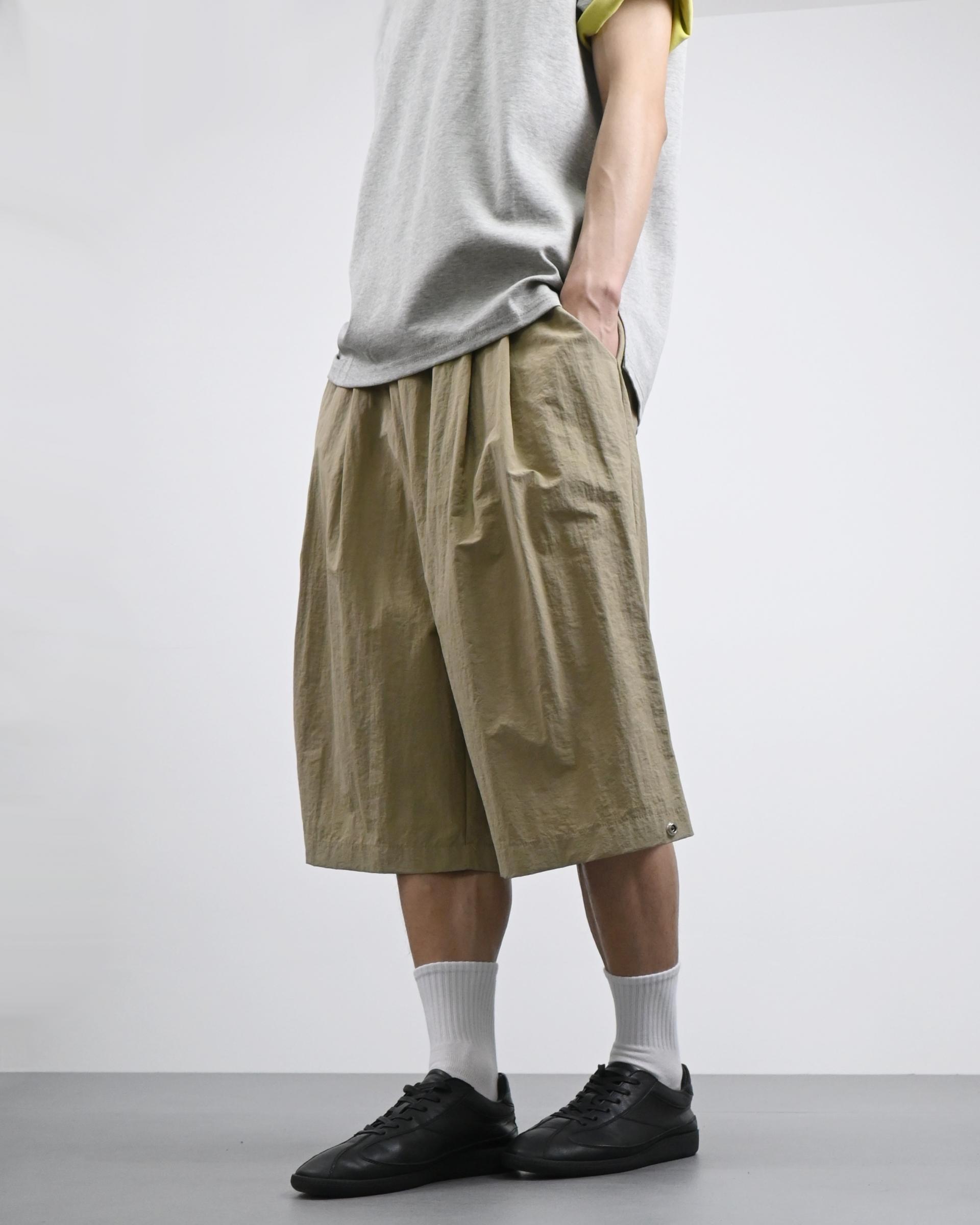 two tuck nylon snap bermuda pants