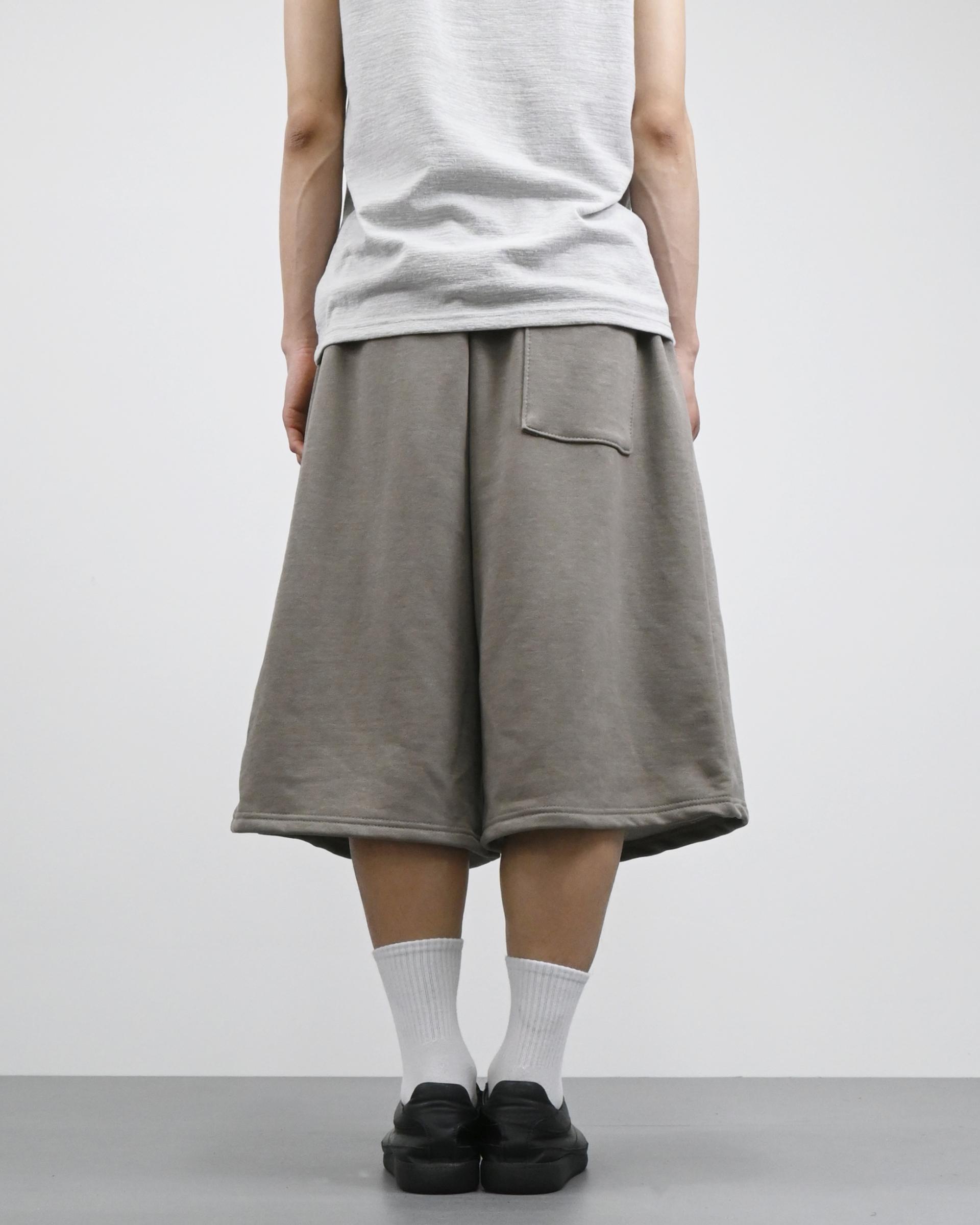 one tuck pigment bermuda sweatpants