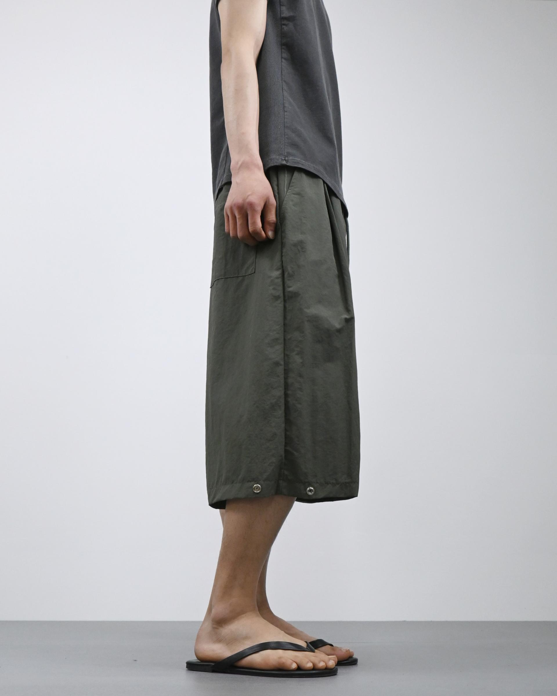 two tuck nylon snap bermuda pants