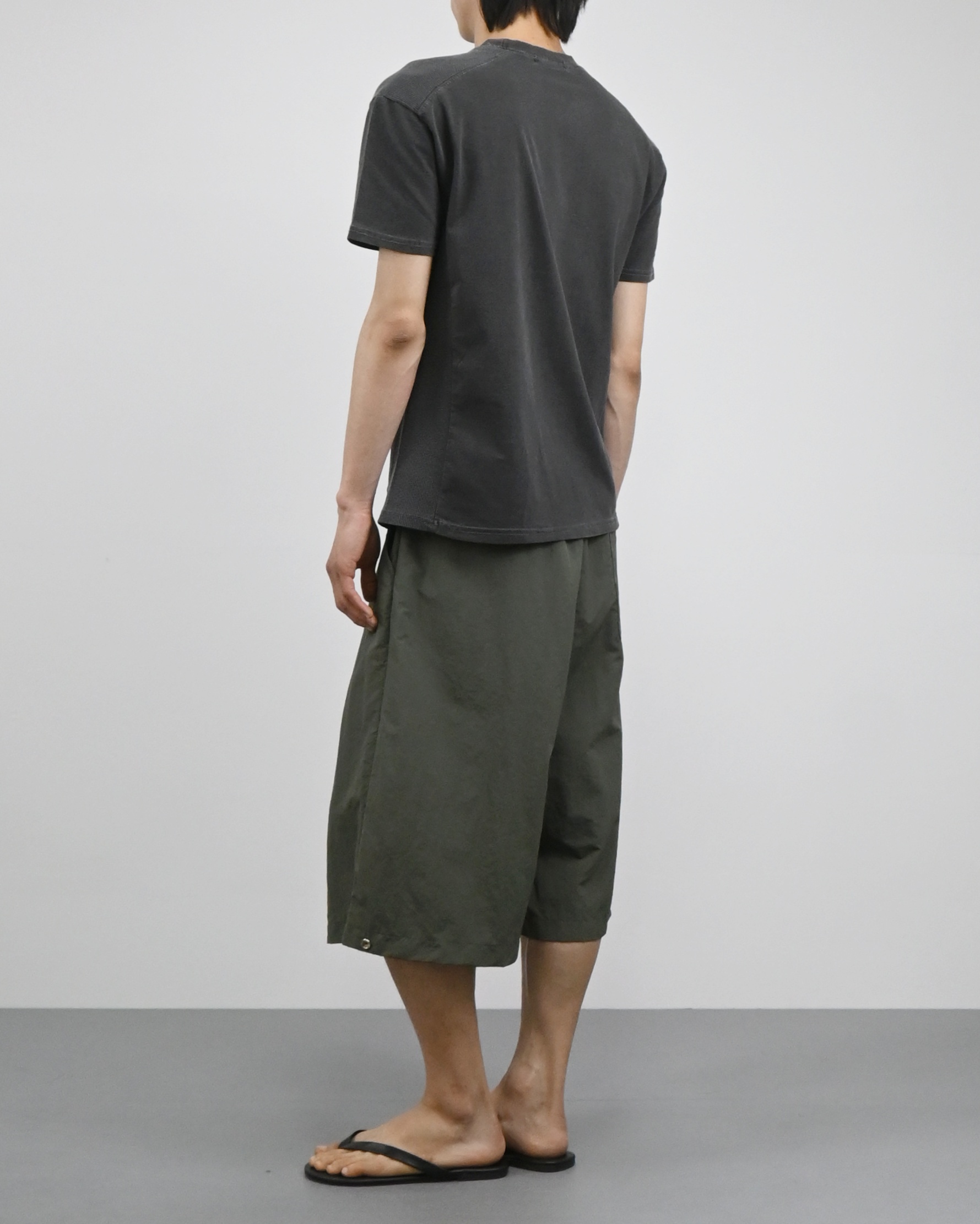 two tuck nylon snap bermuda pants