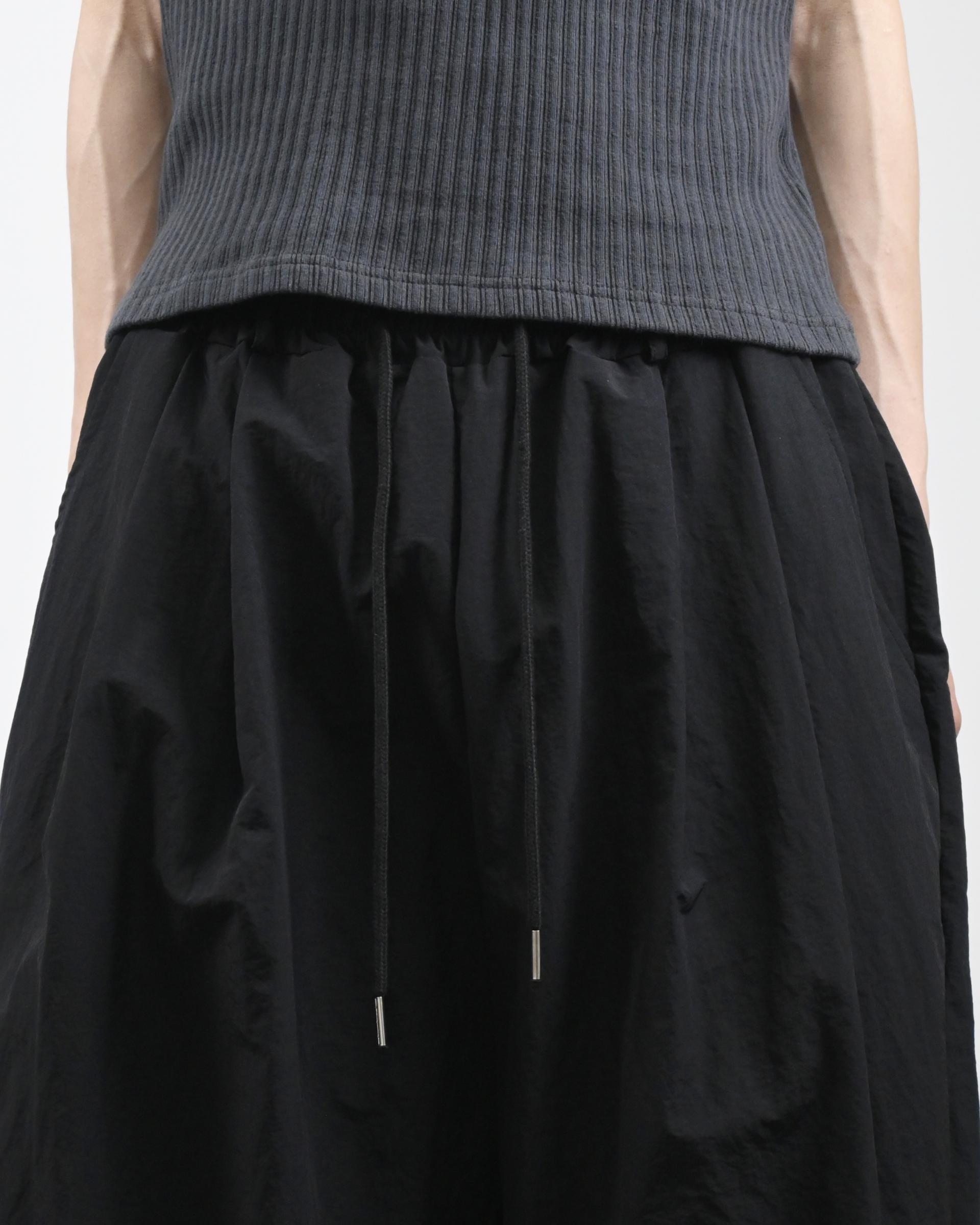 two tuck nylon snap bermuda pants