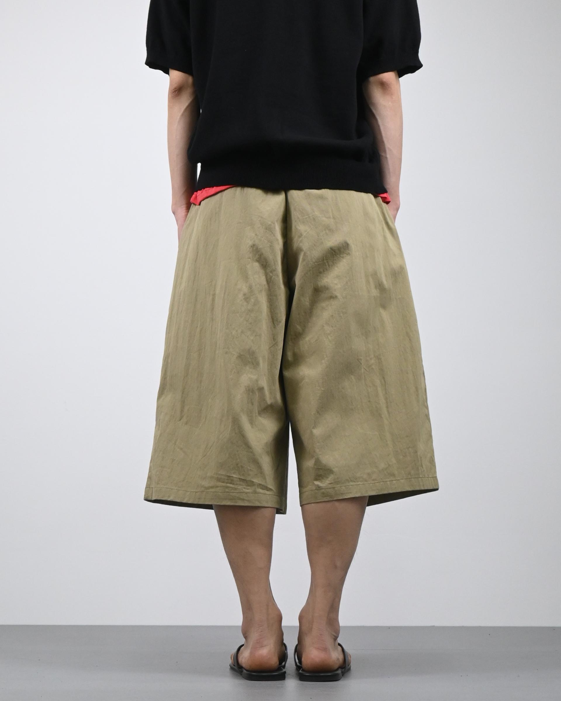 one tuck bermuda slacks