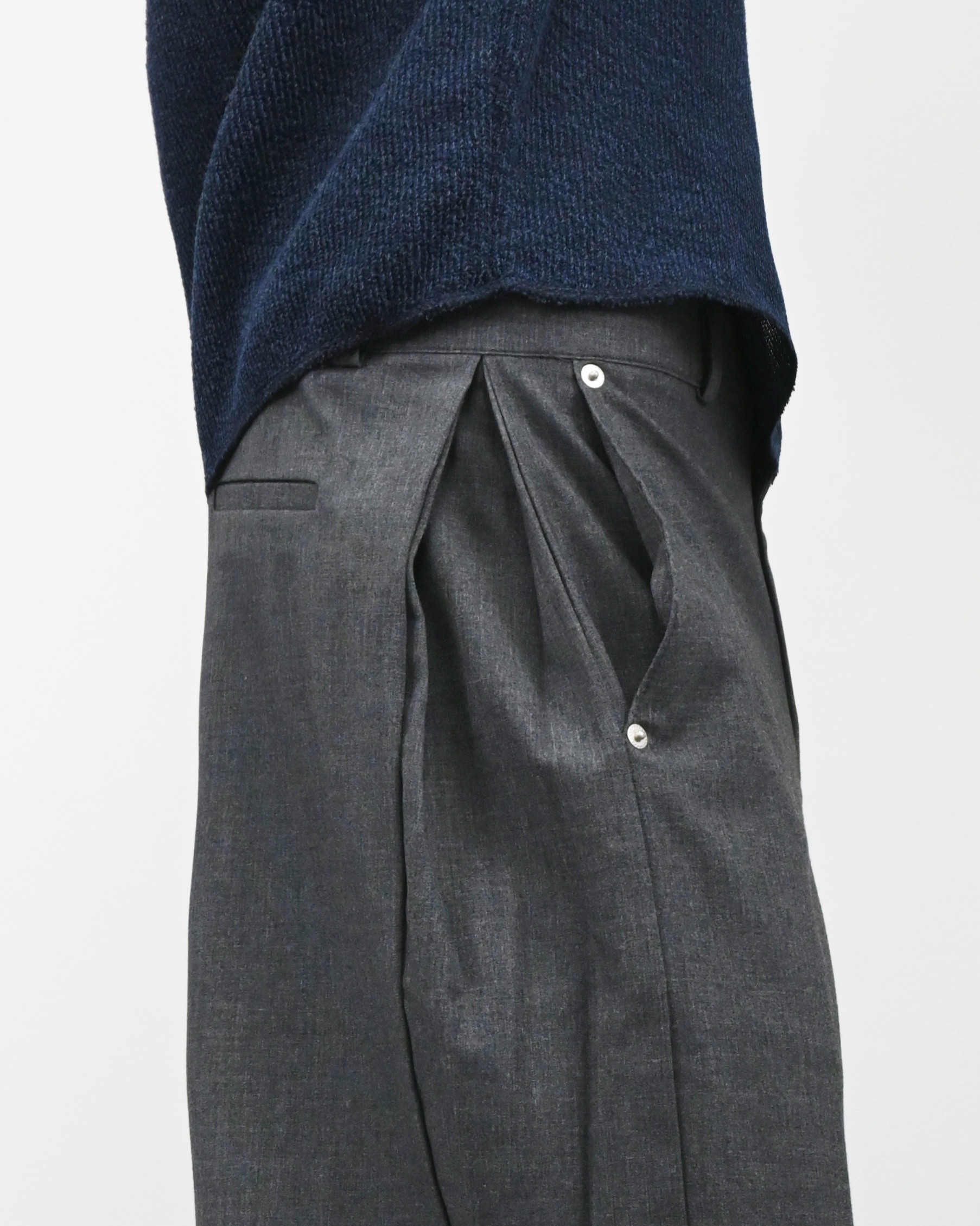 rivet side tuck slacks