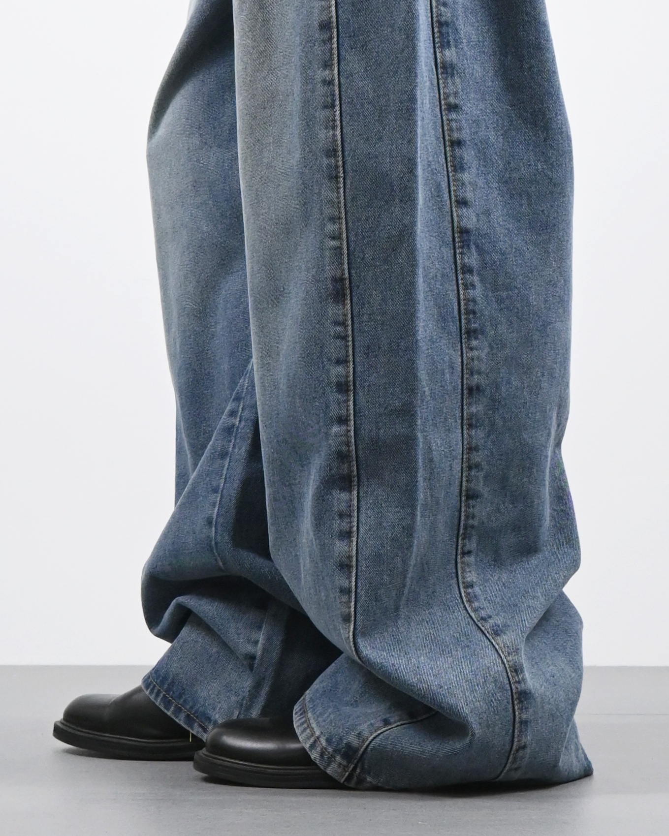 side slit curved denim pants