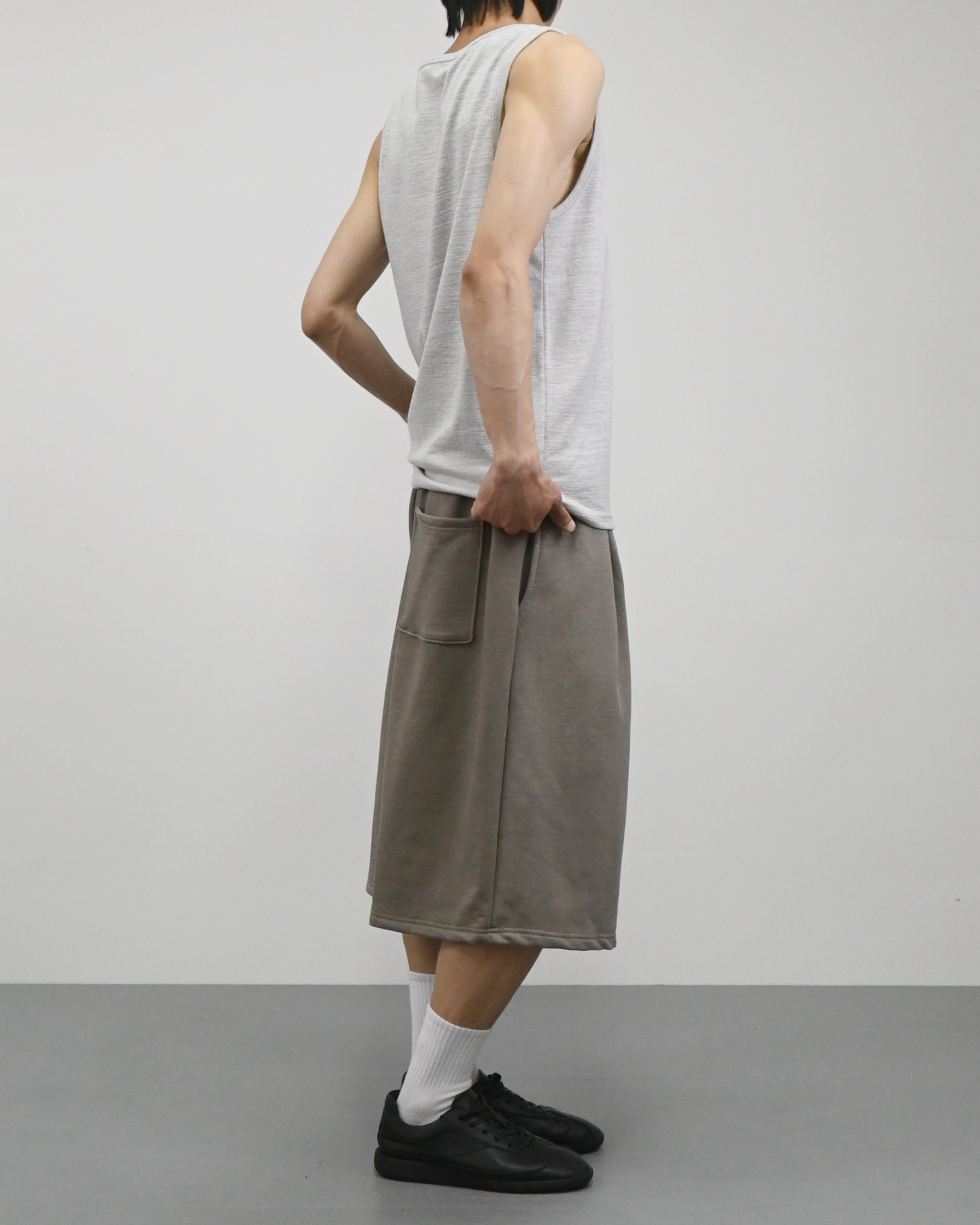 one tuck pigment bermuda sweatpants