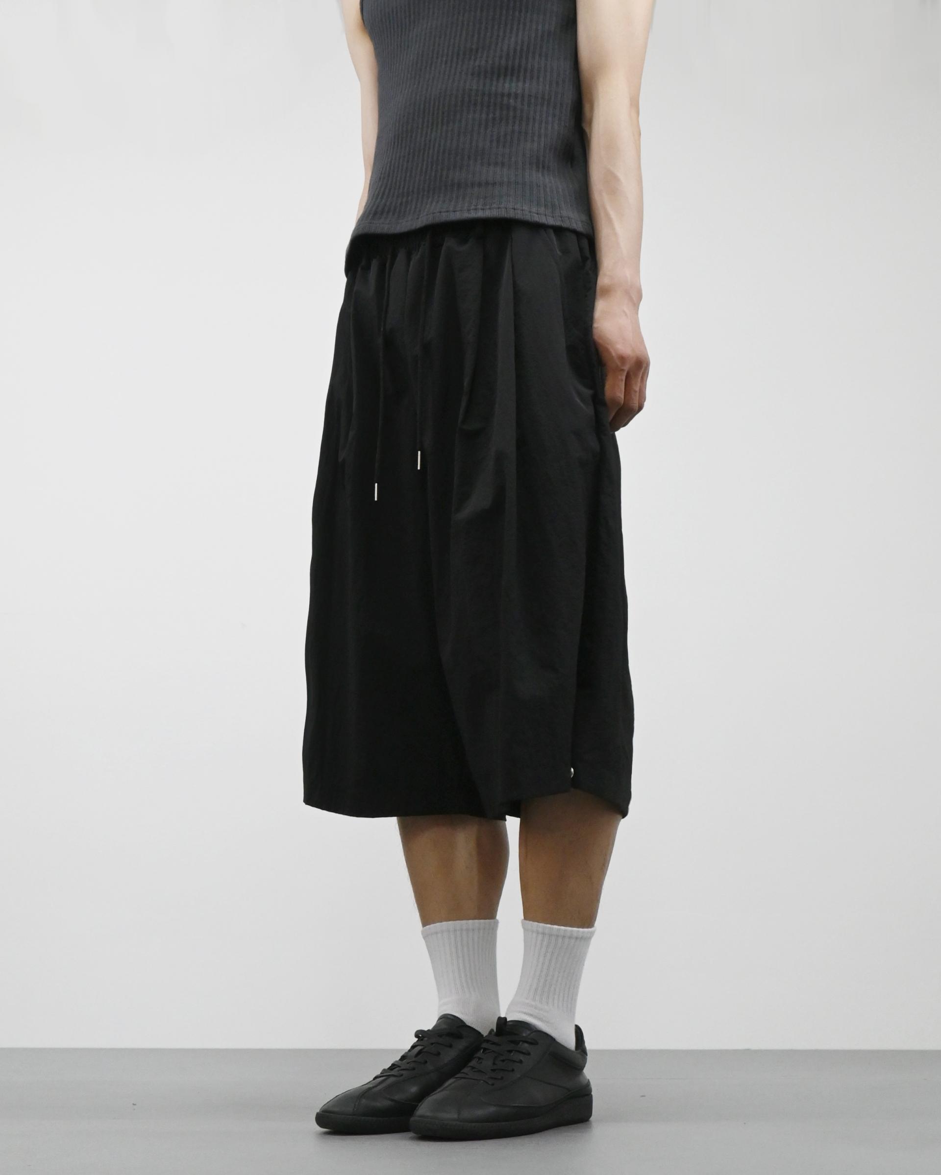 two tuck nylon snap bermuda pants