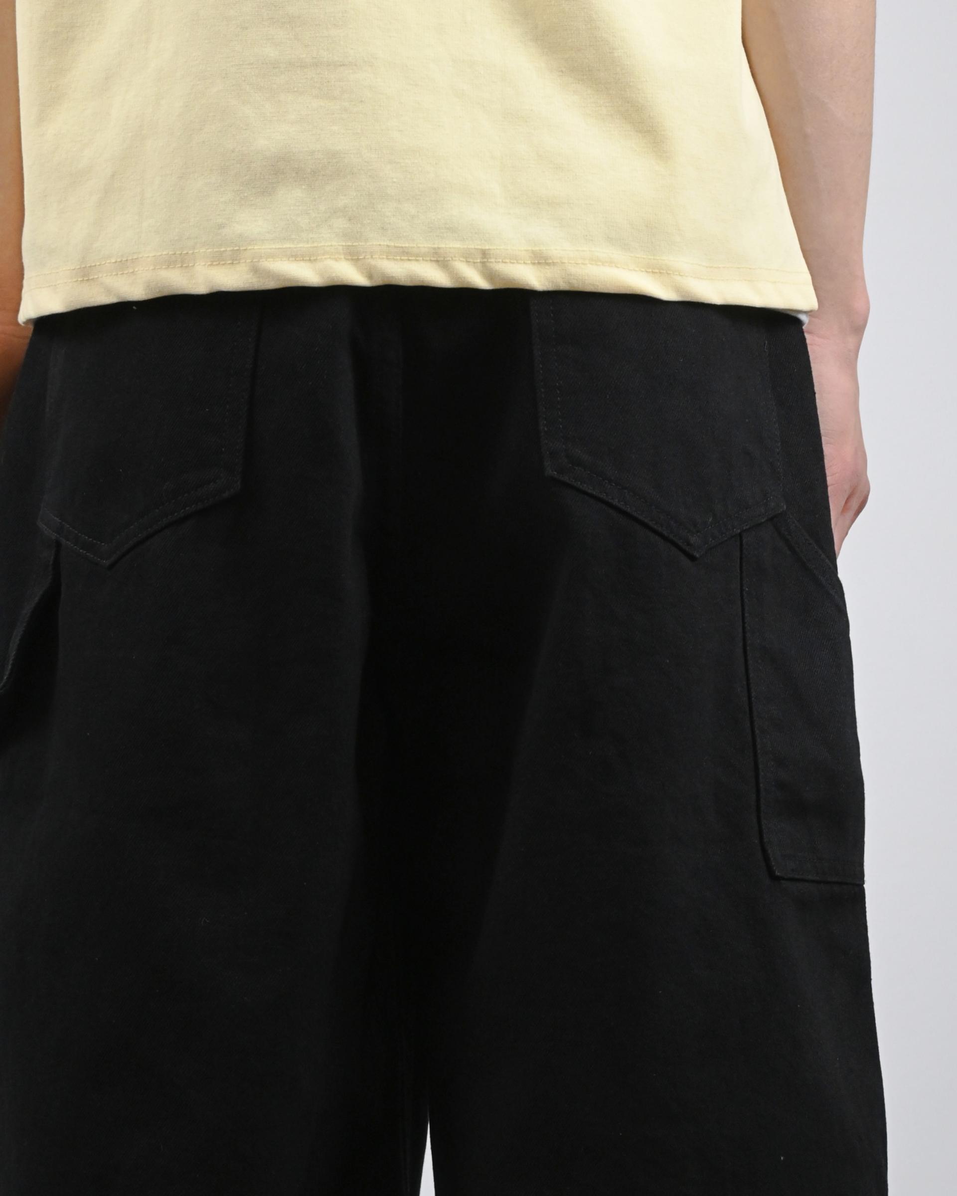 one tuck carpenter bermuda denim pants