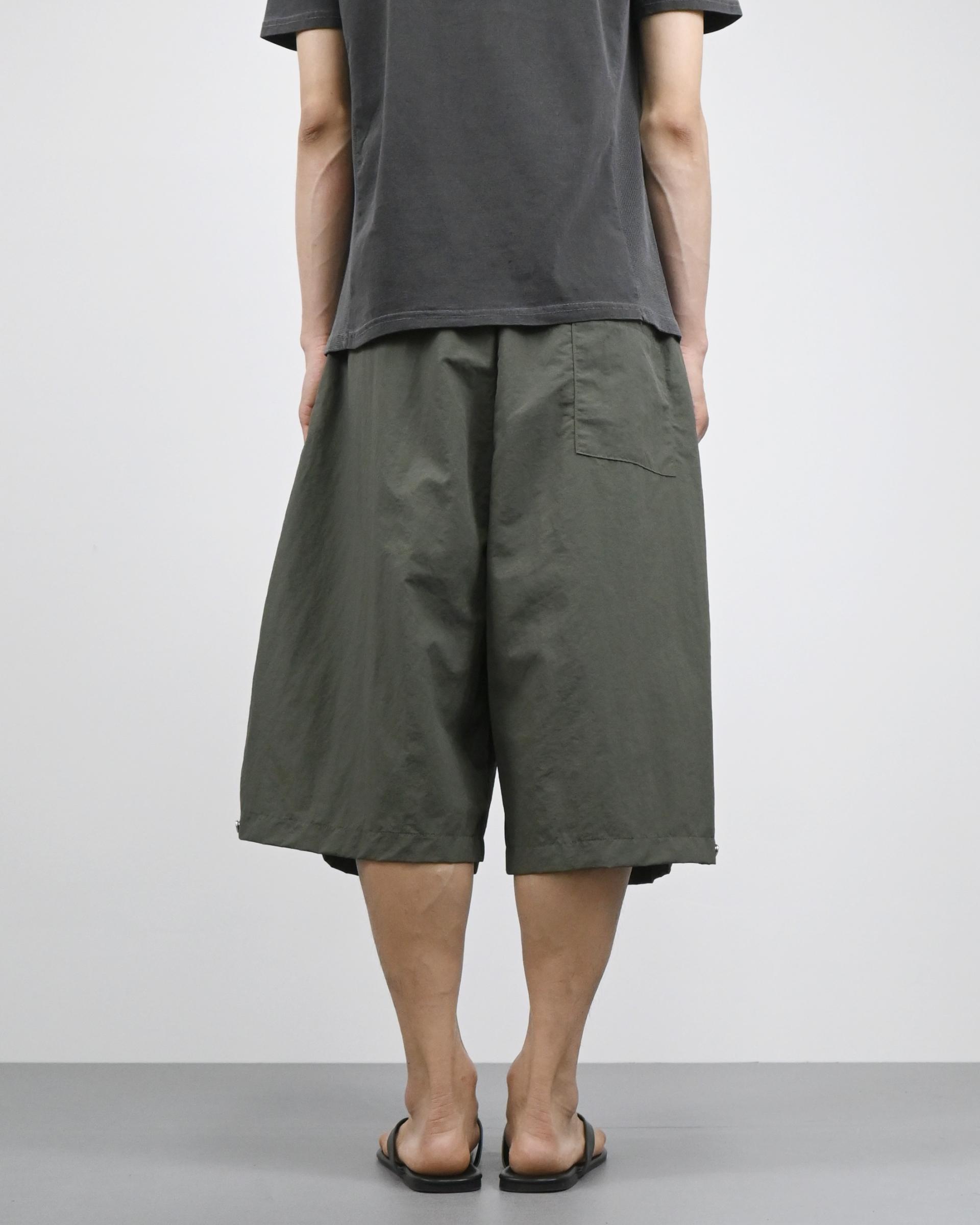 two tuck nylon snap bermuda pants