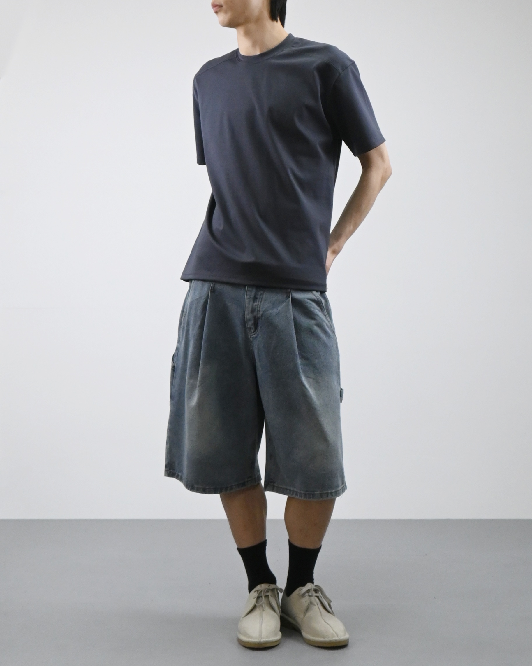 one tuck carpenter bermuda denim pants