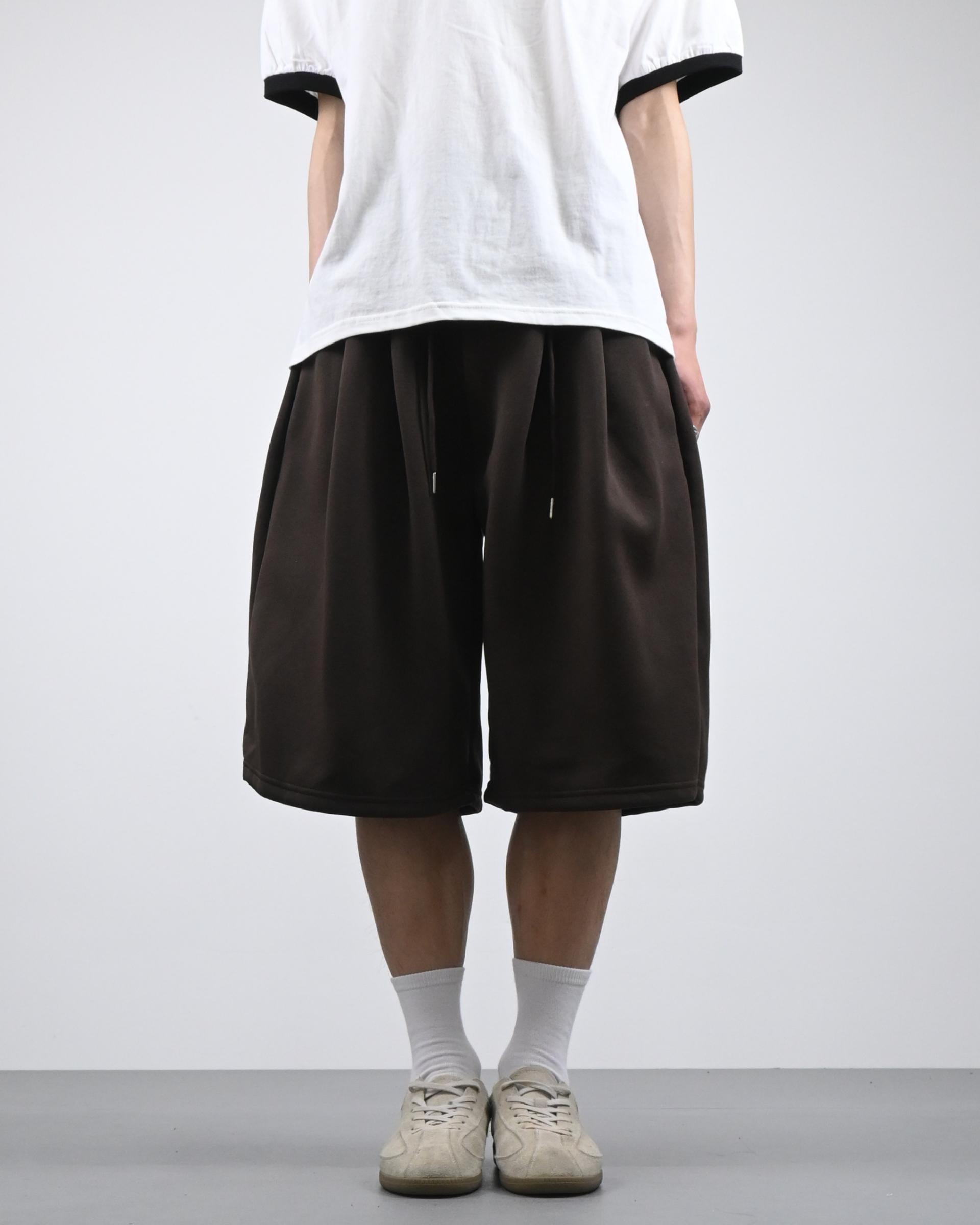 two tuck bermuda sweatpants