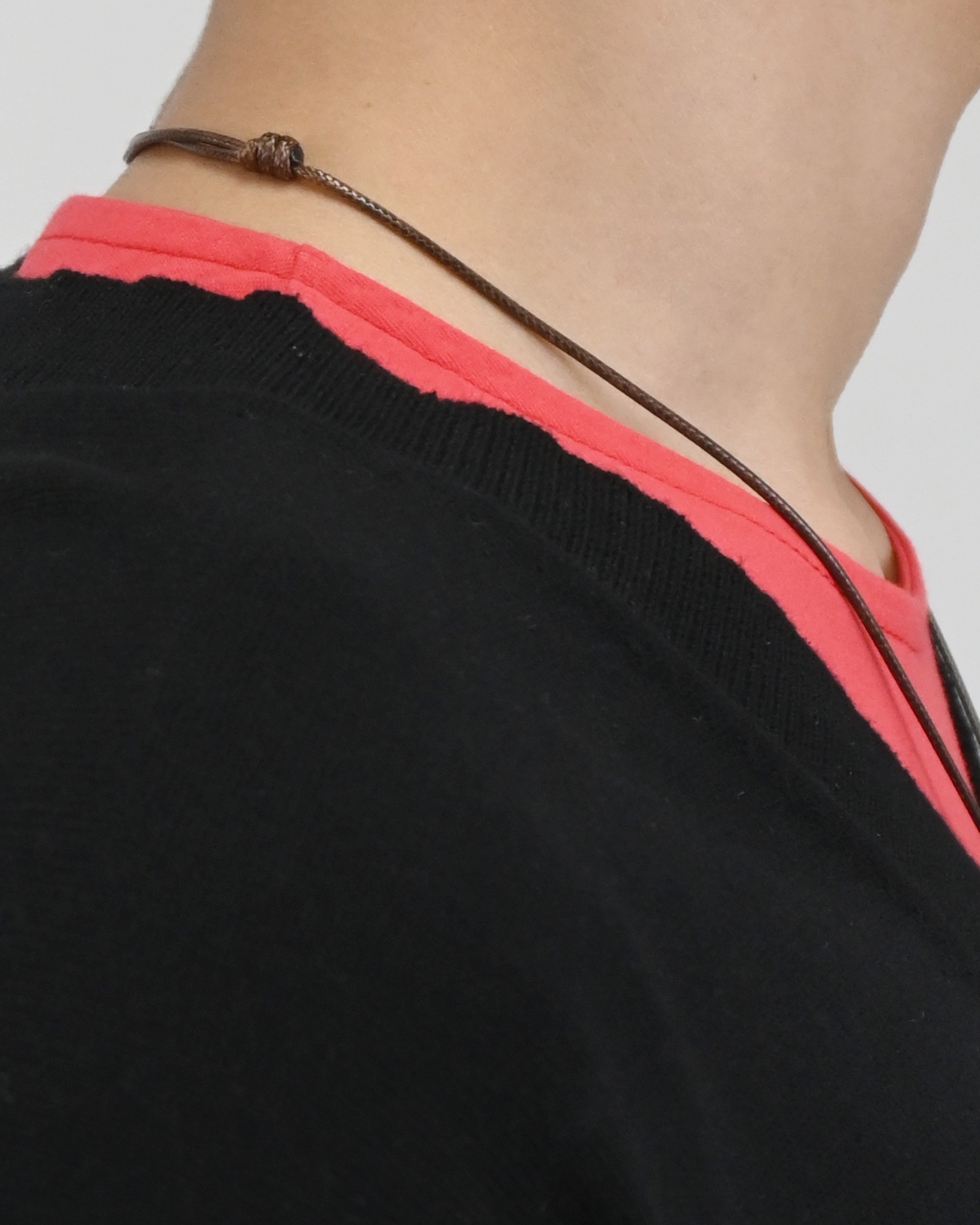 homica oival strap necklace
