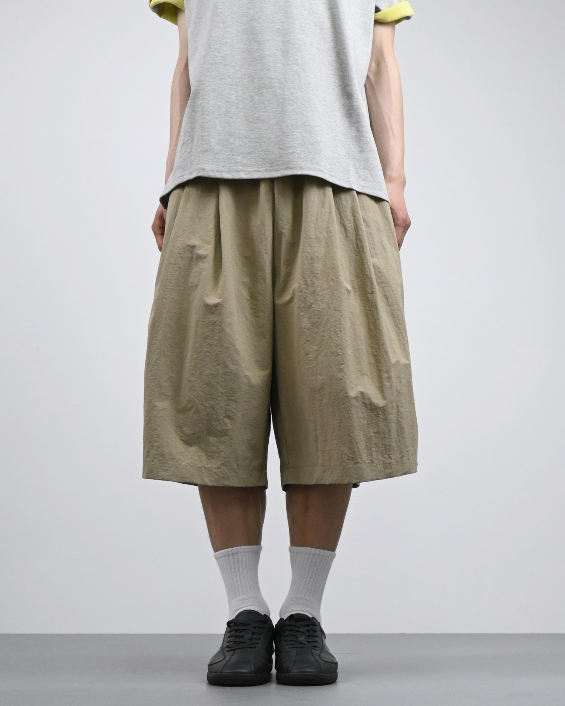 two tuck nylon snap bermuda pants