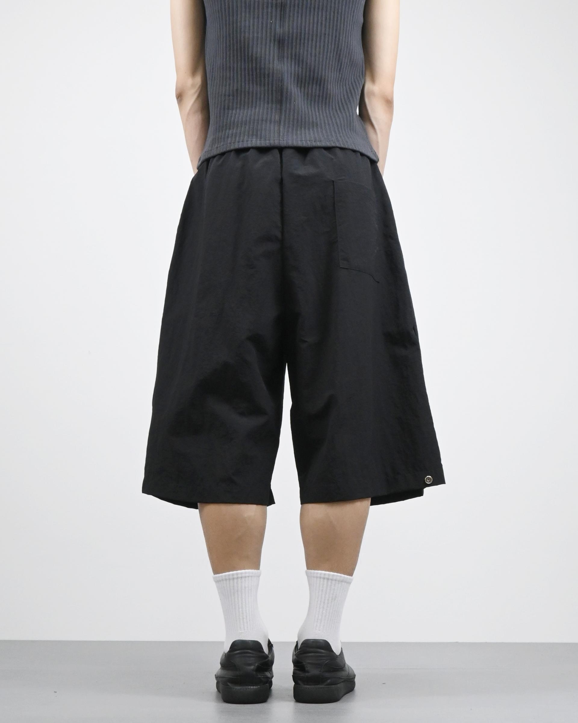 two tuck nylon snap bermuda pants