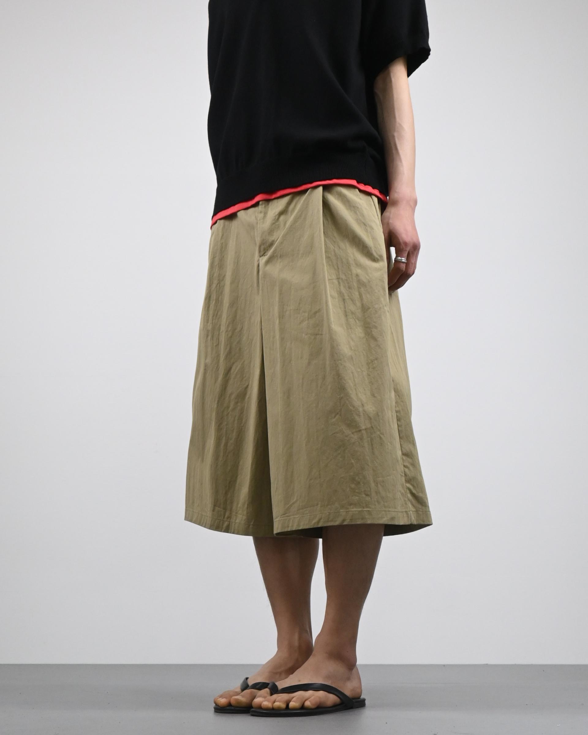 one tuck bermuda slacks