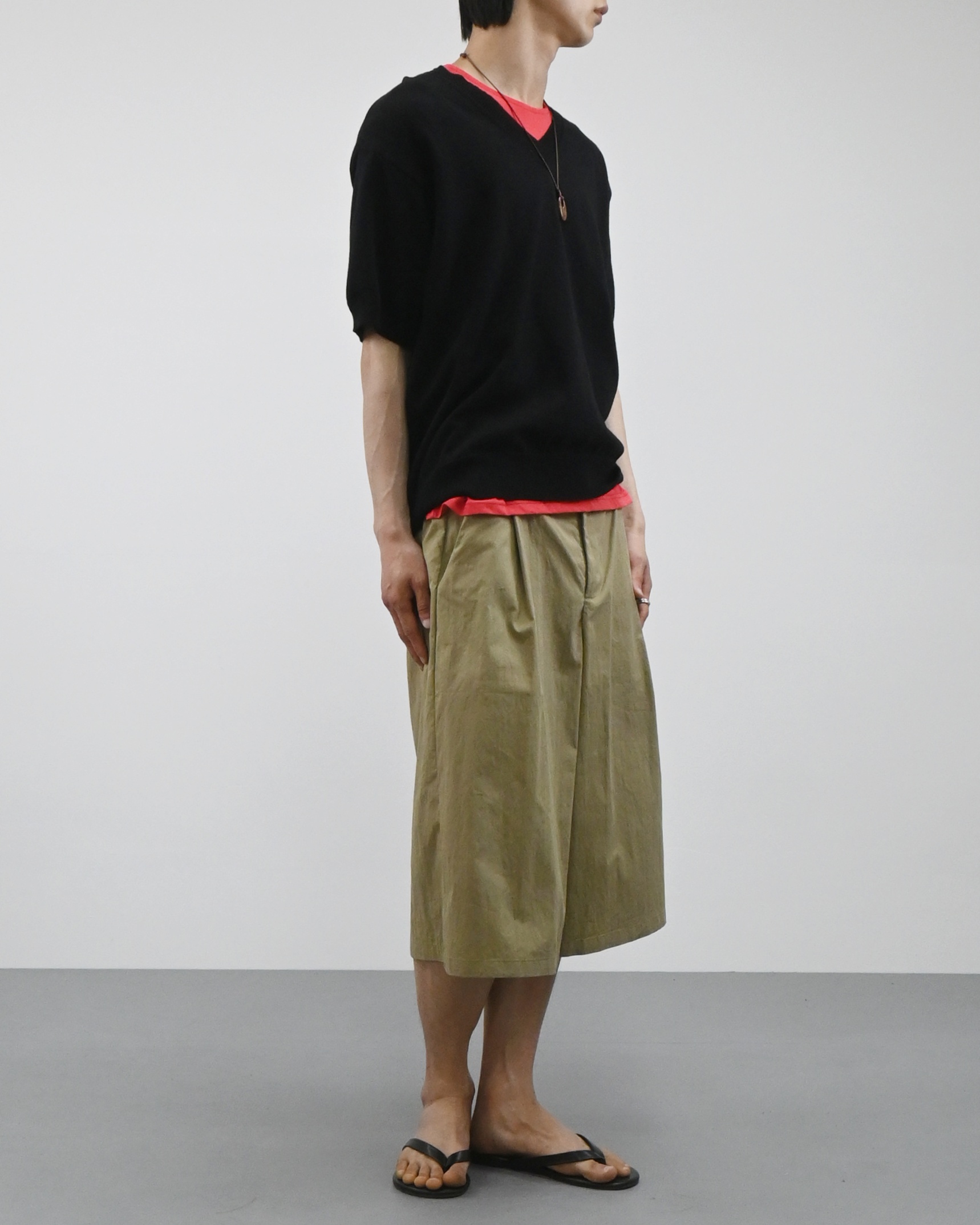 one tuck bermuda slacks