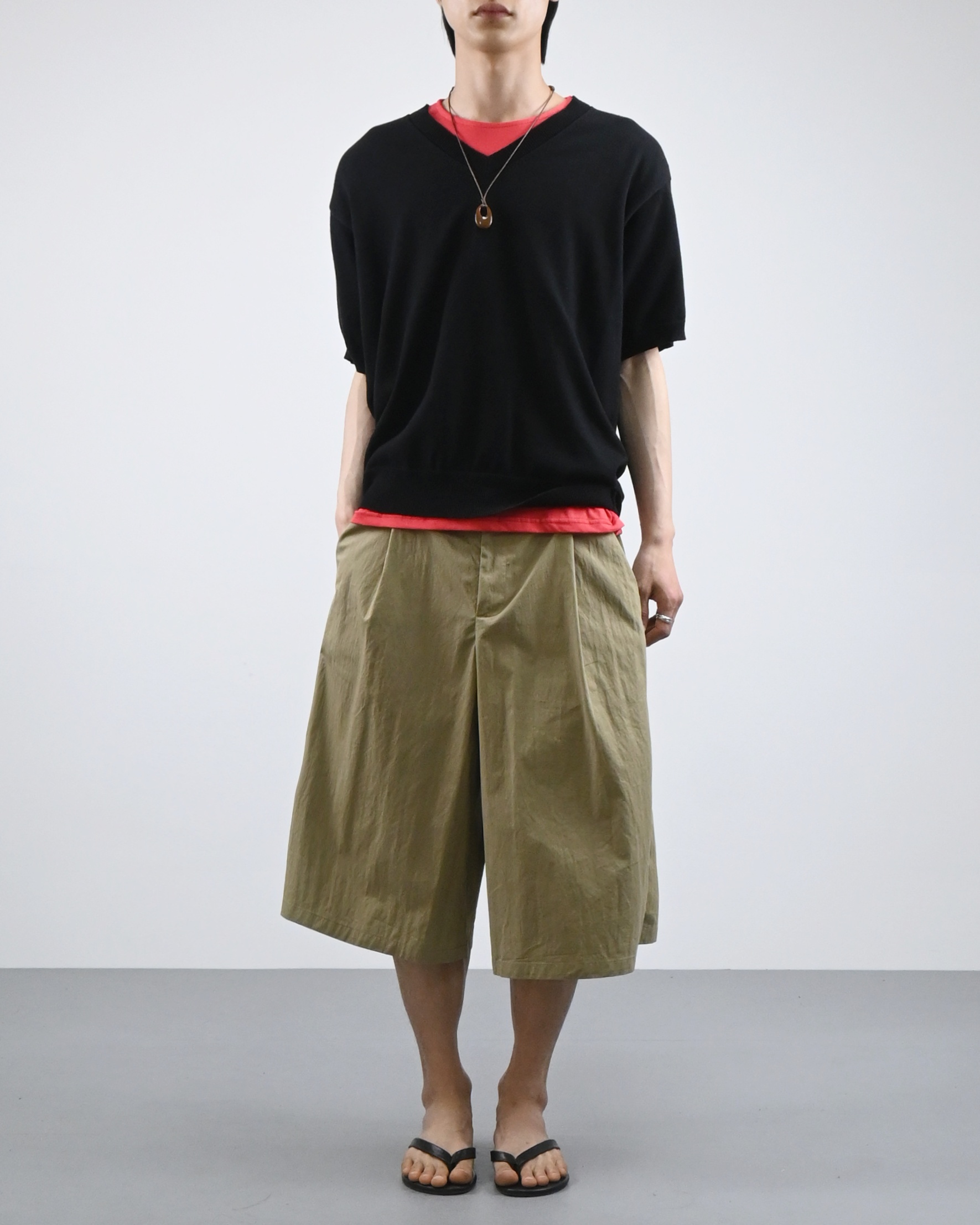 one tuck bermuda slacks