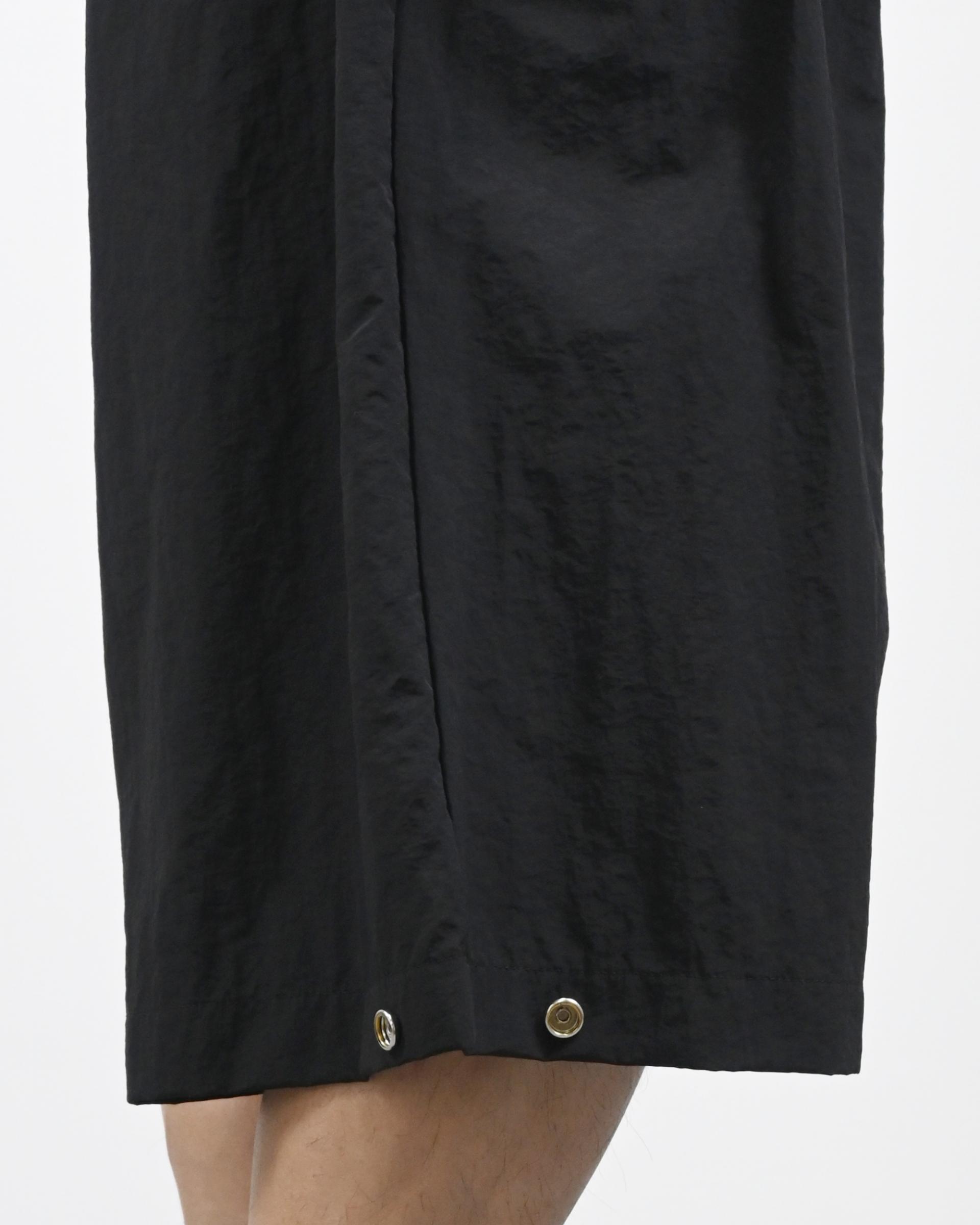 two tuck nylon snap bermuda pants