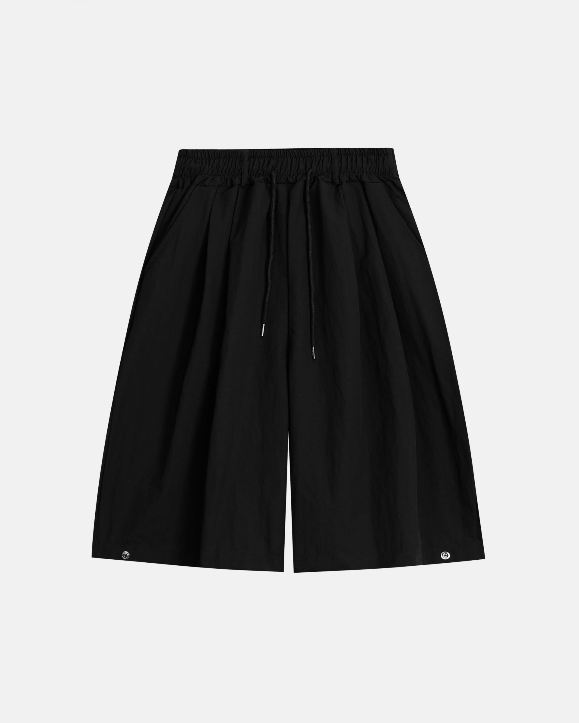 two tuck nylon snap bermuda pants