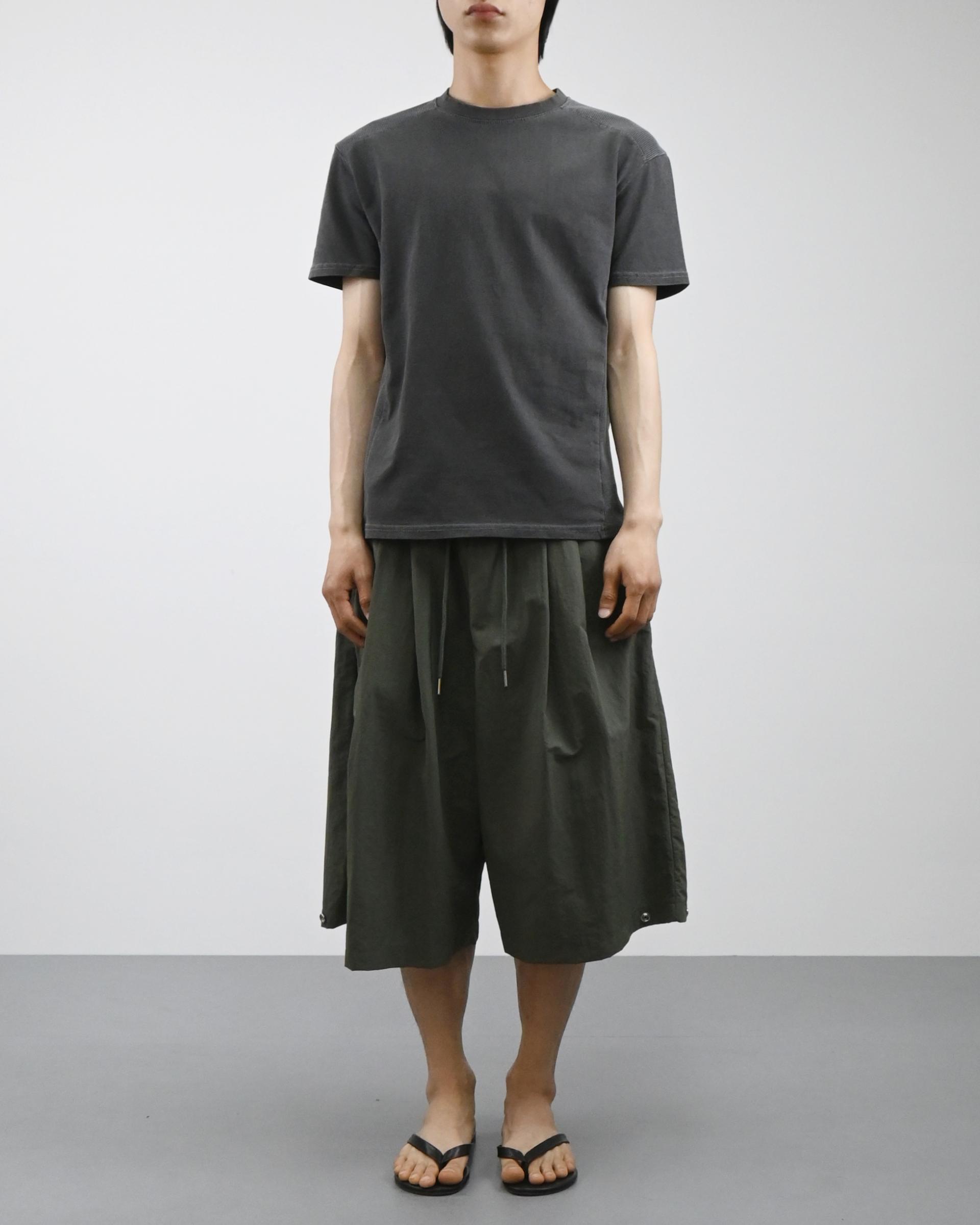 two tuck nylon snap bermuda pants