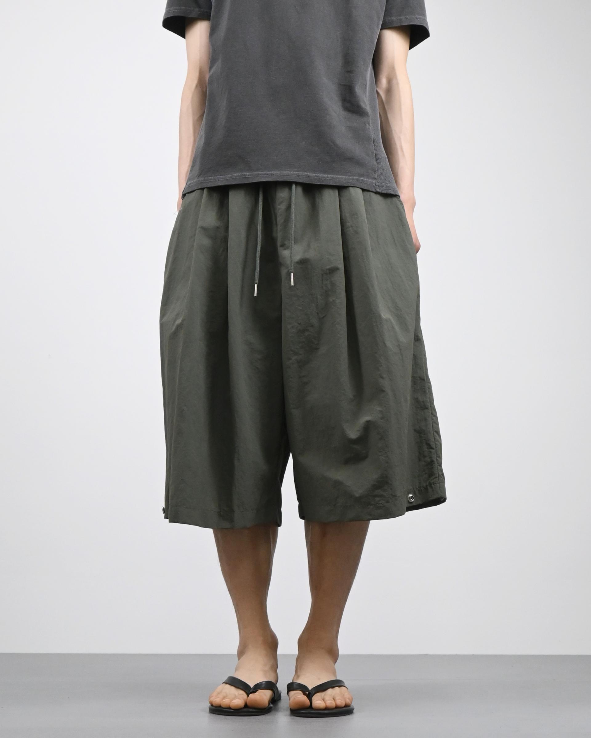 two tuck nylon snap bermuda pants