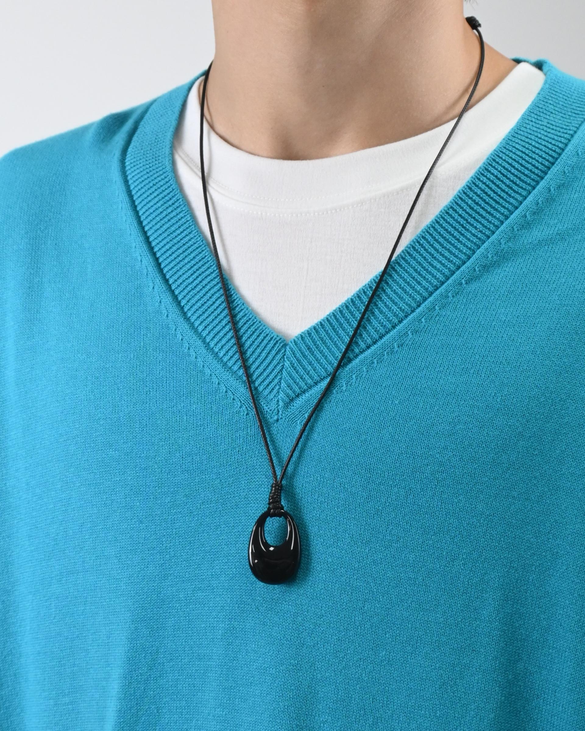 homica oival strap necklace