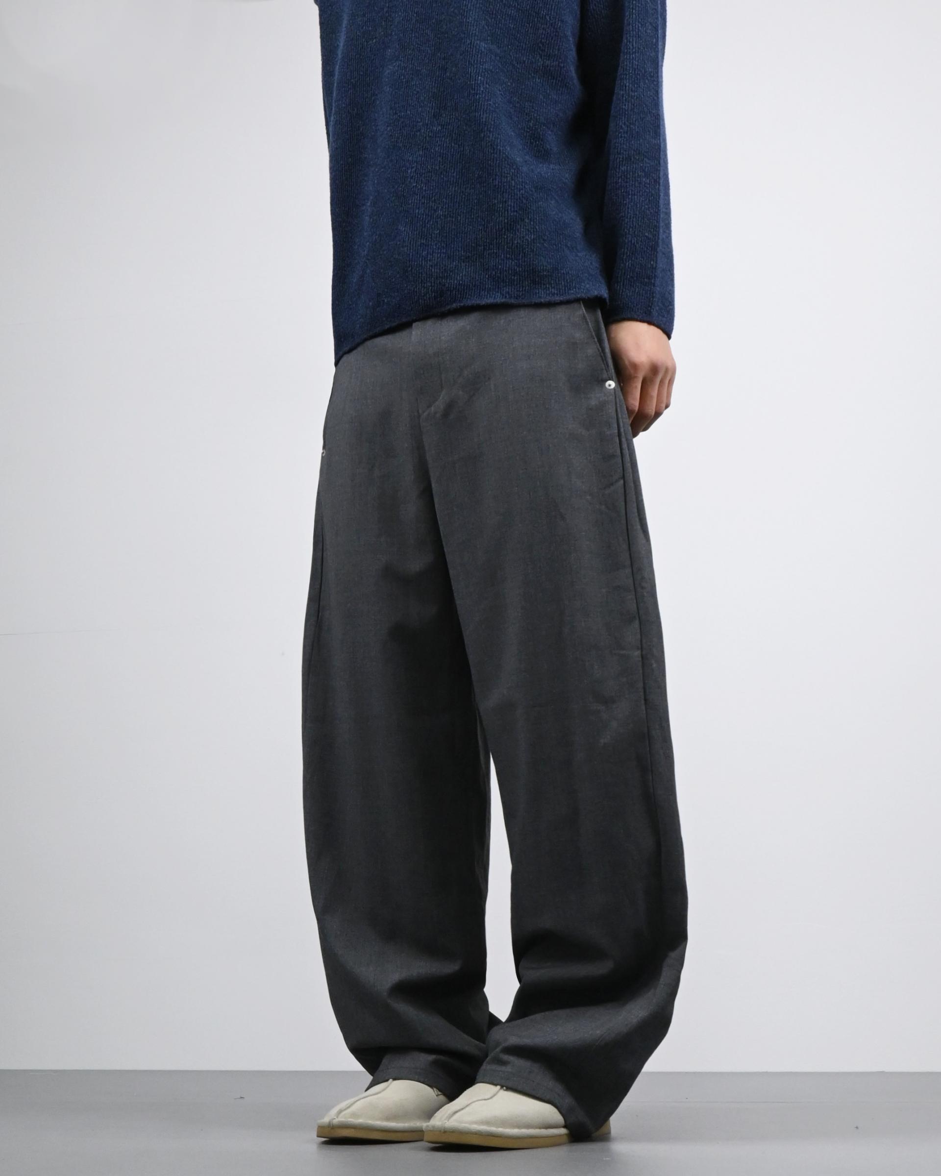 rivet side tuck slacks