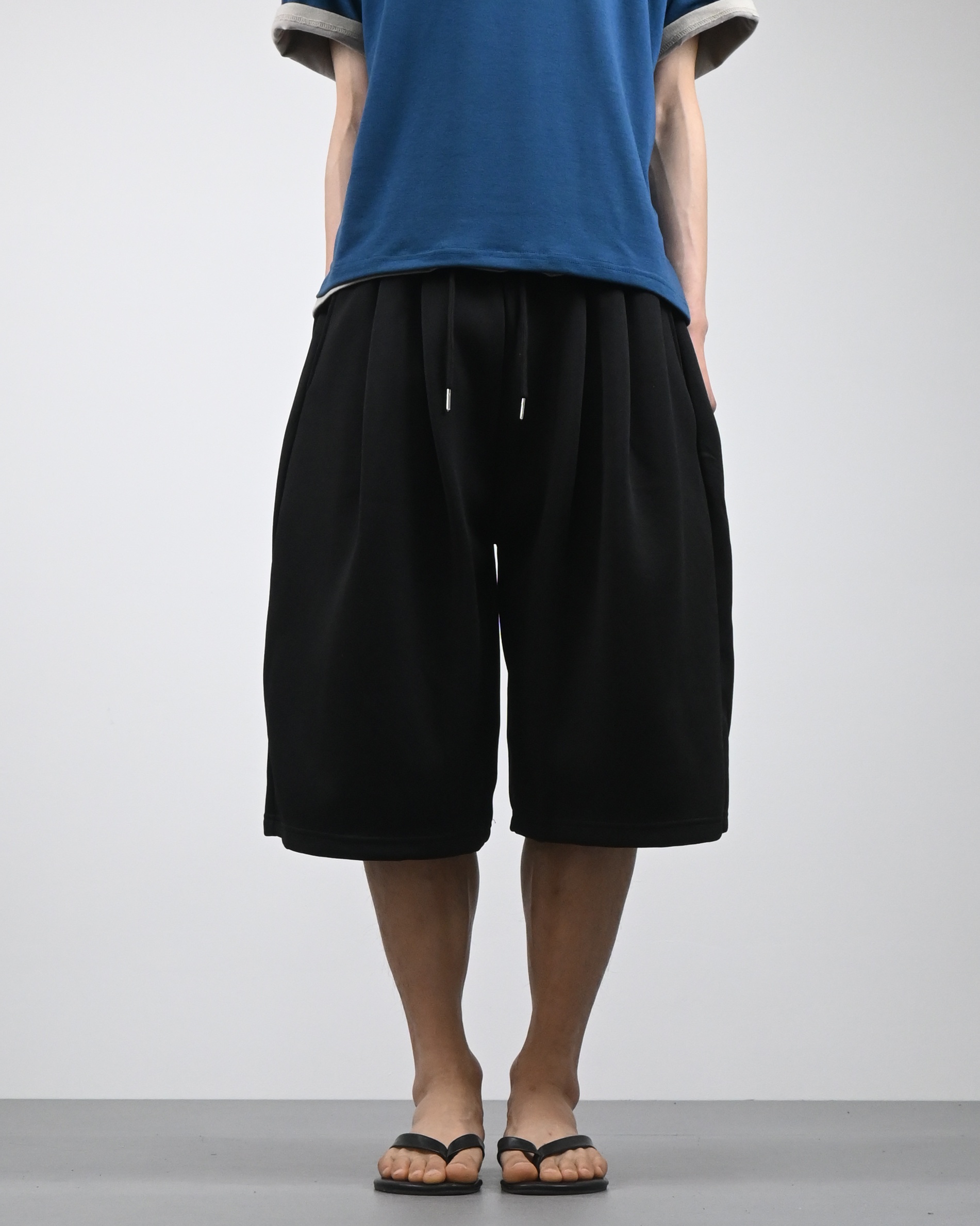 two tuck bermuda sweatpants