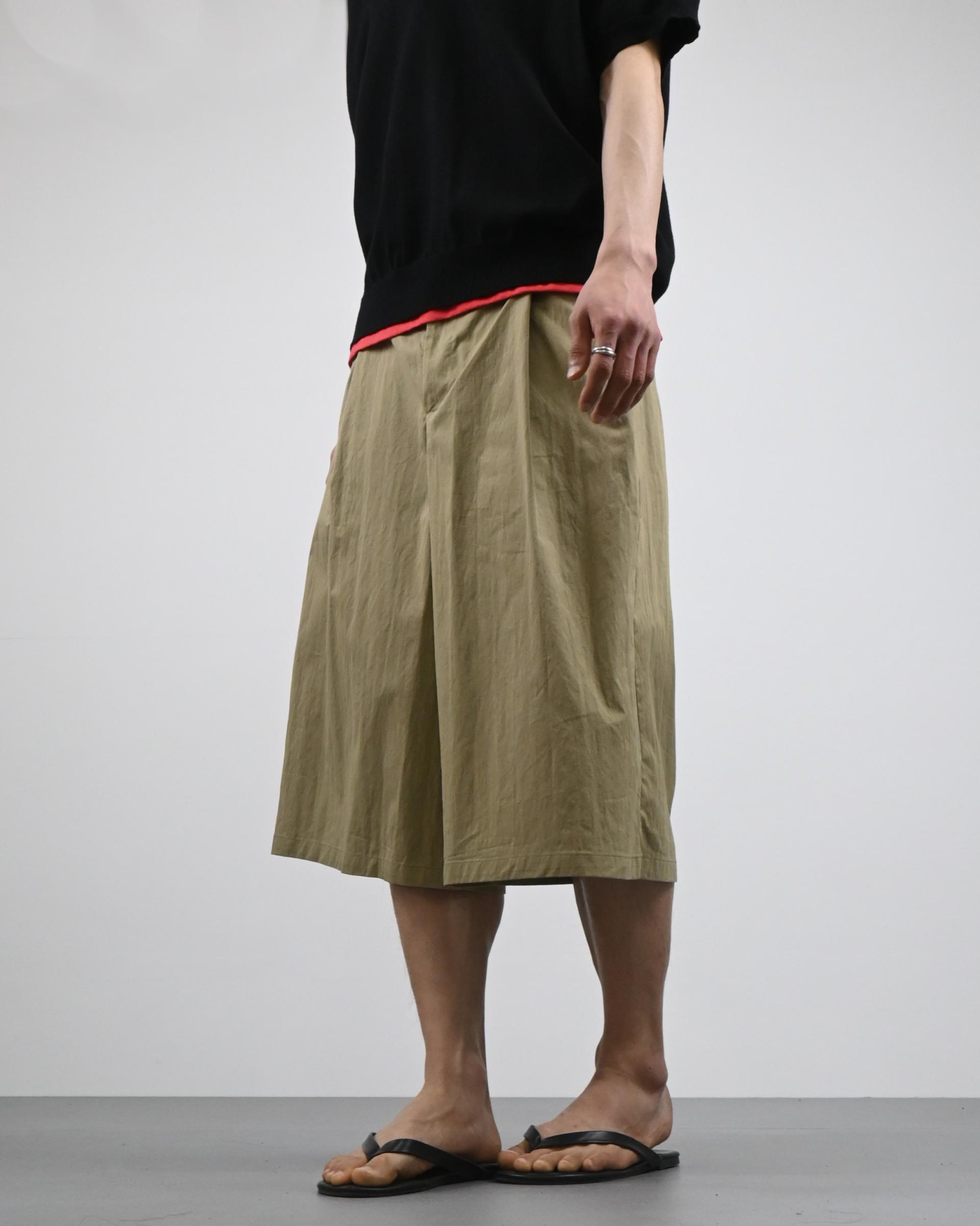 one tuck bermuda slacks