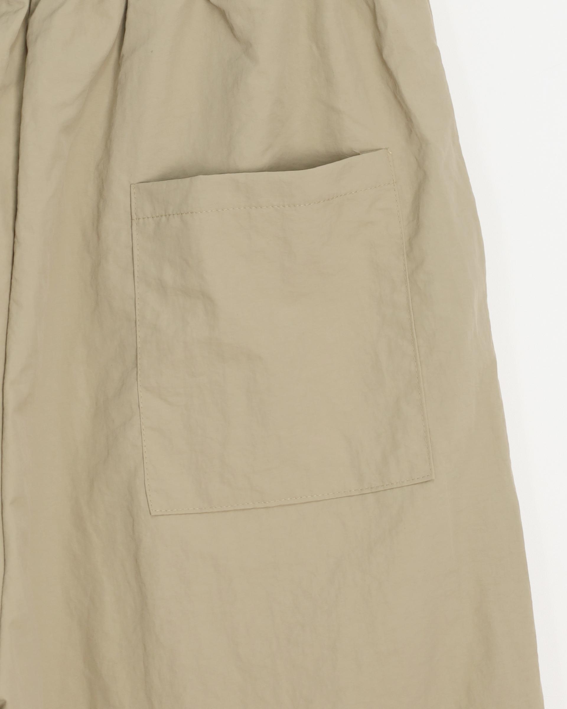 two tuck nylon snap bermuda pants