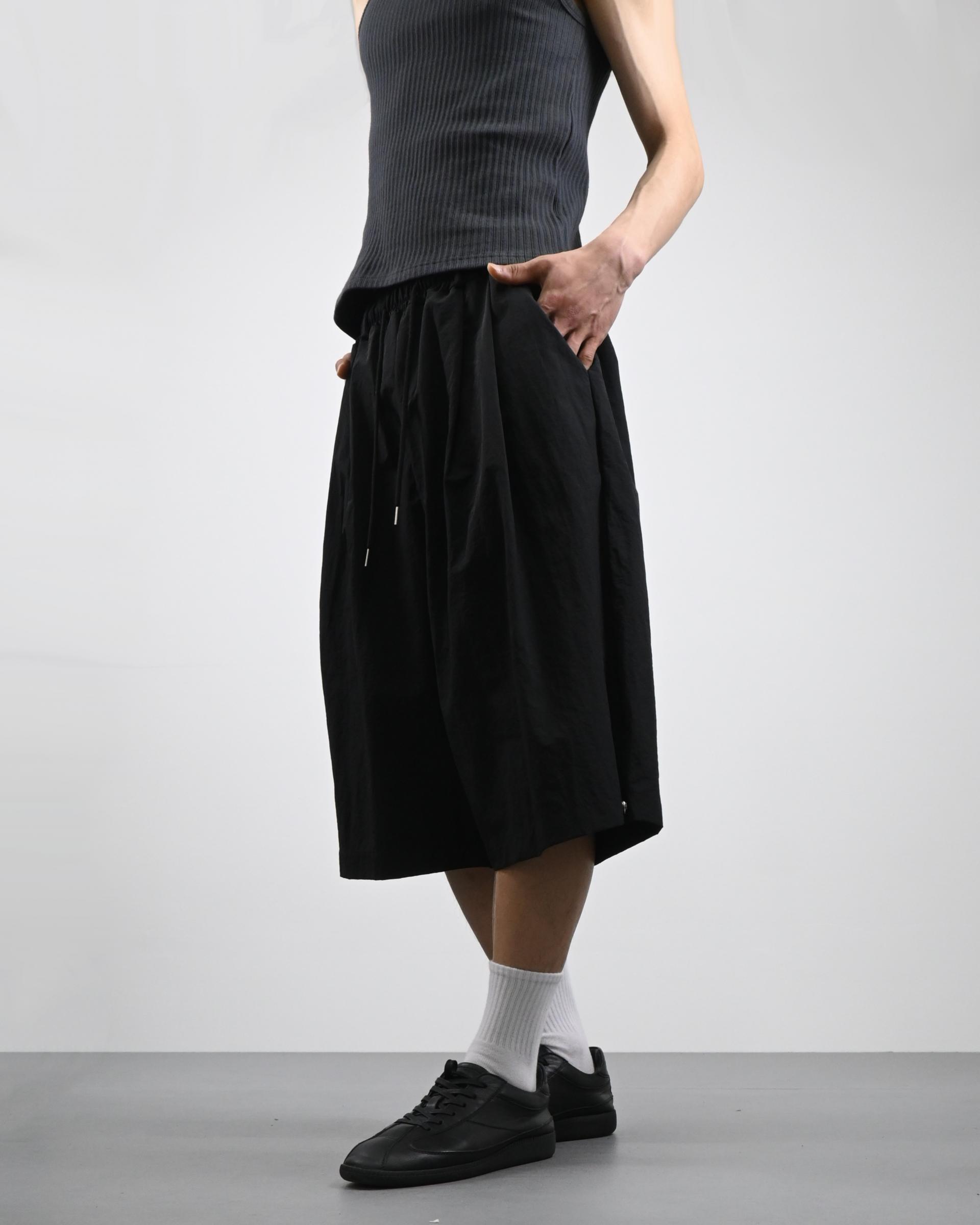 two tuck nylon snap bermuda pants