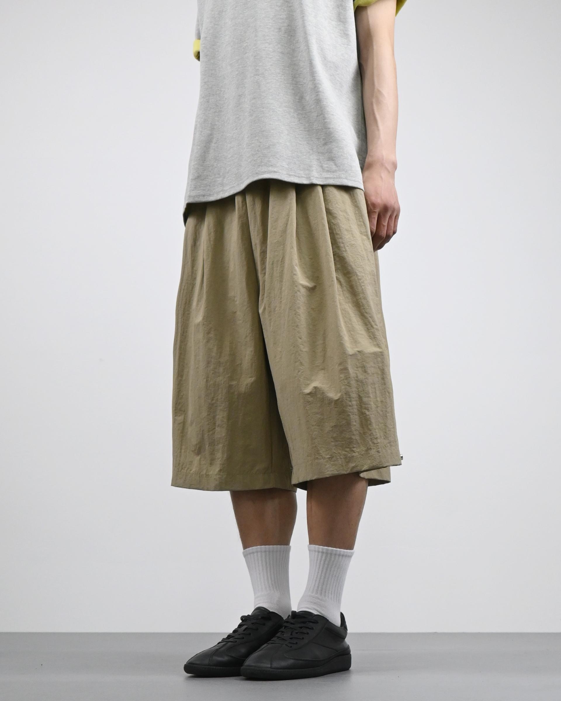 two tuck nylon snap bermuda pants