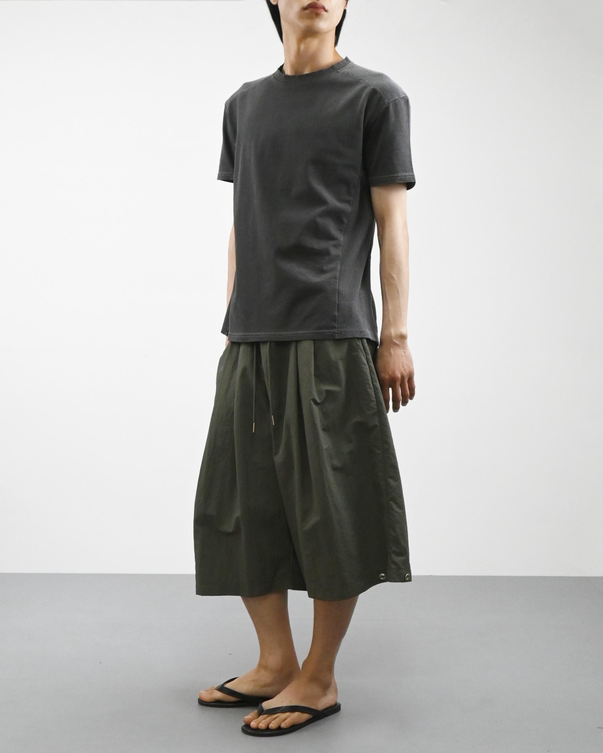 two tuck nylon snap bermuda pants