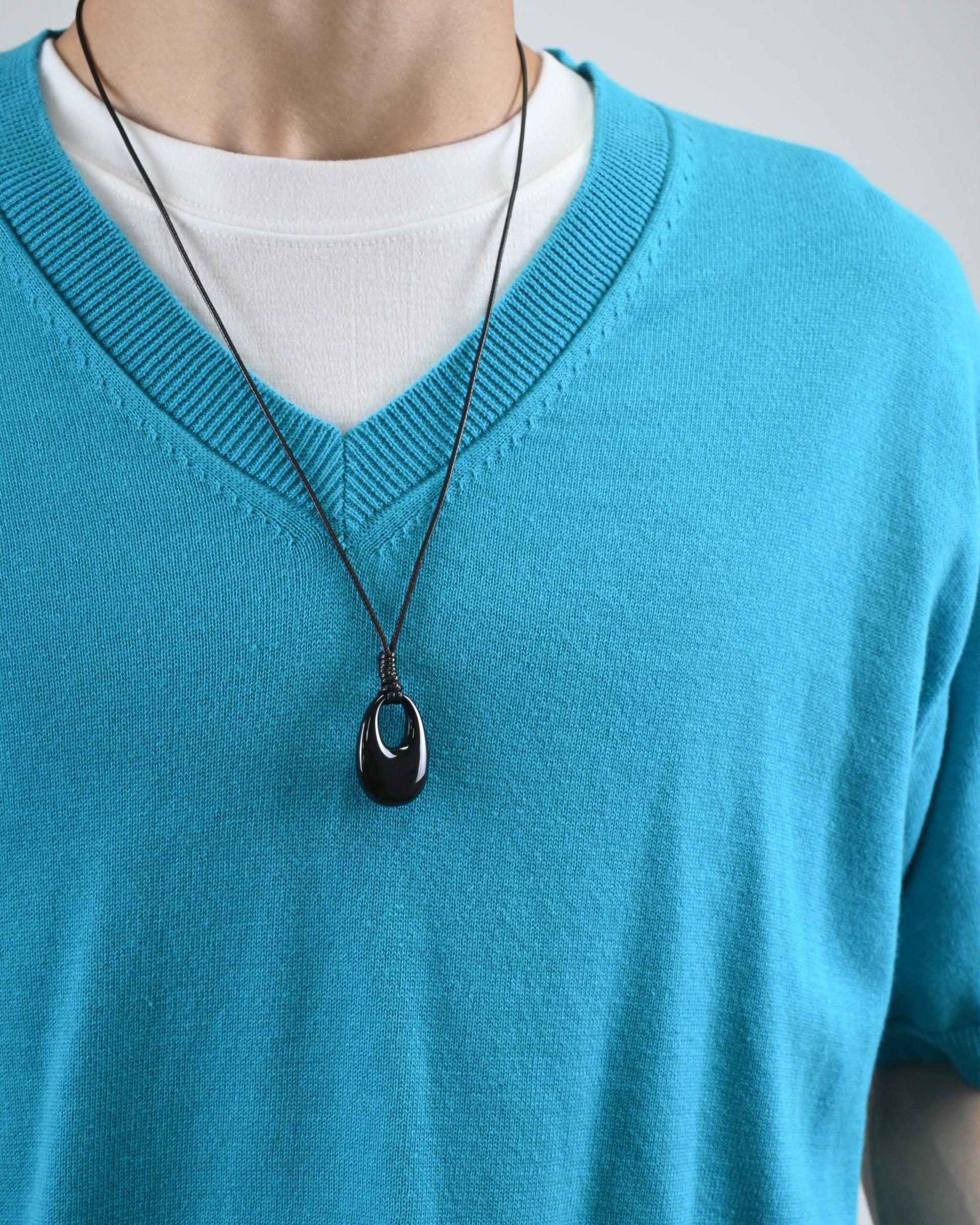 homica oival strap necklace