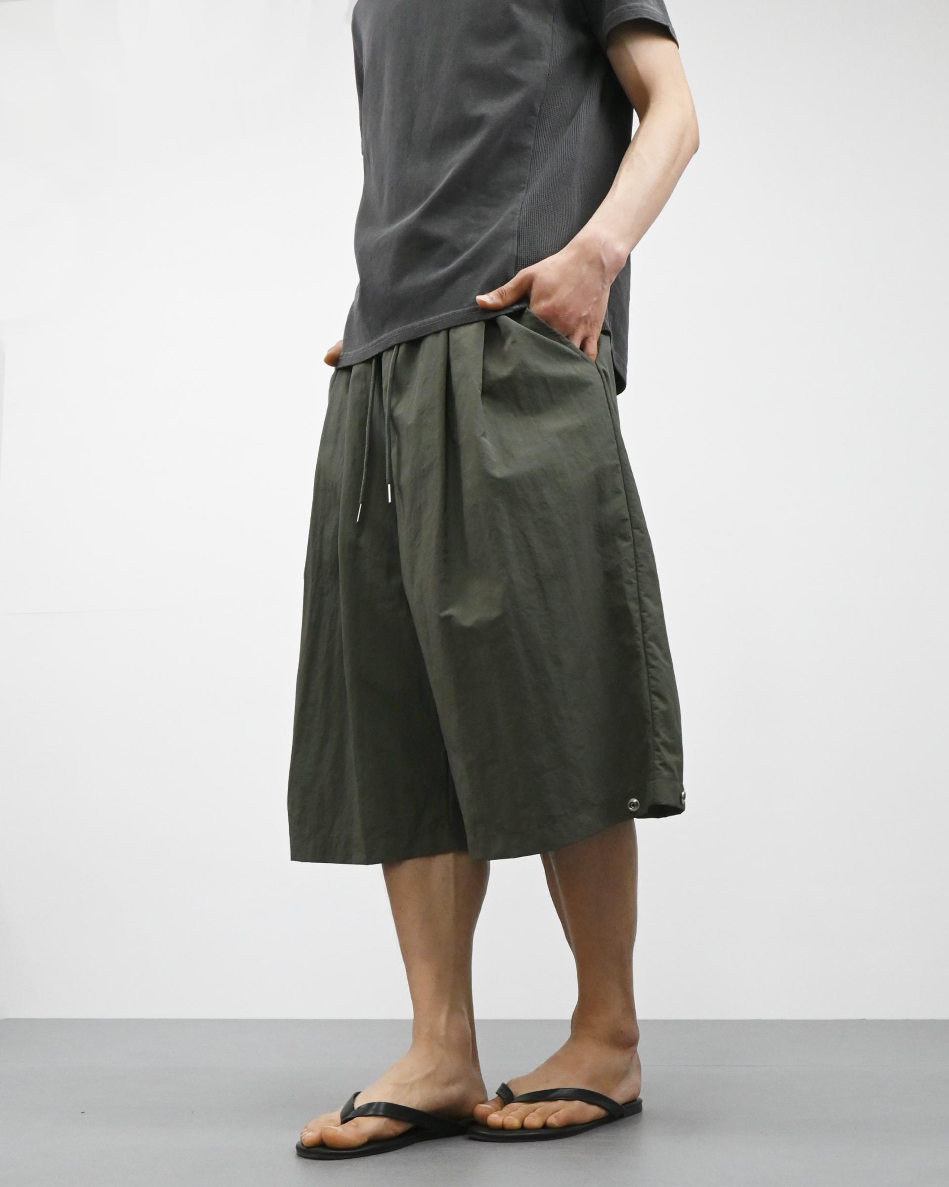 two tuck nylon snap bermuda pants