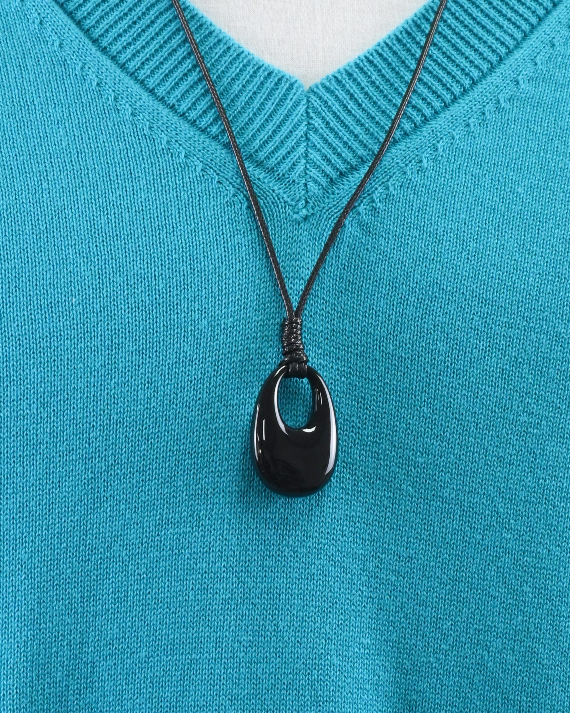 homica oival strap necklace
