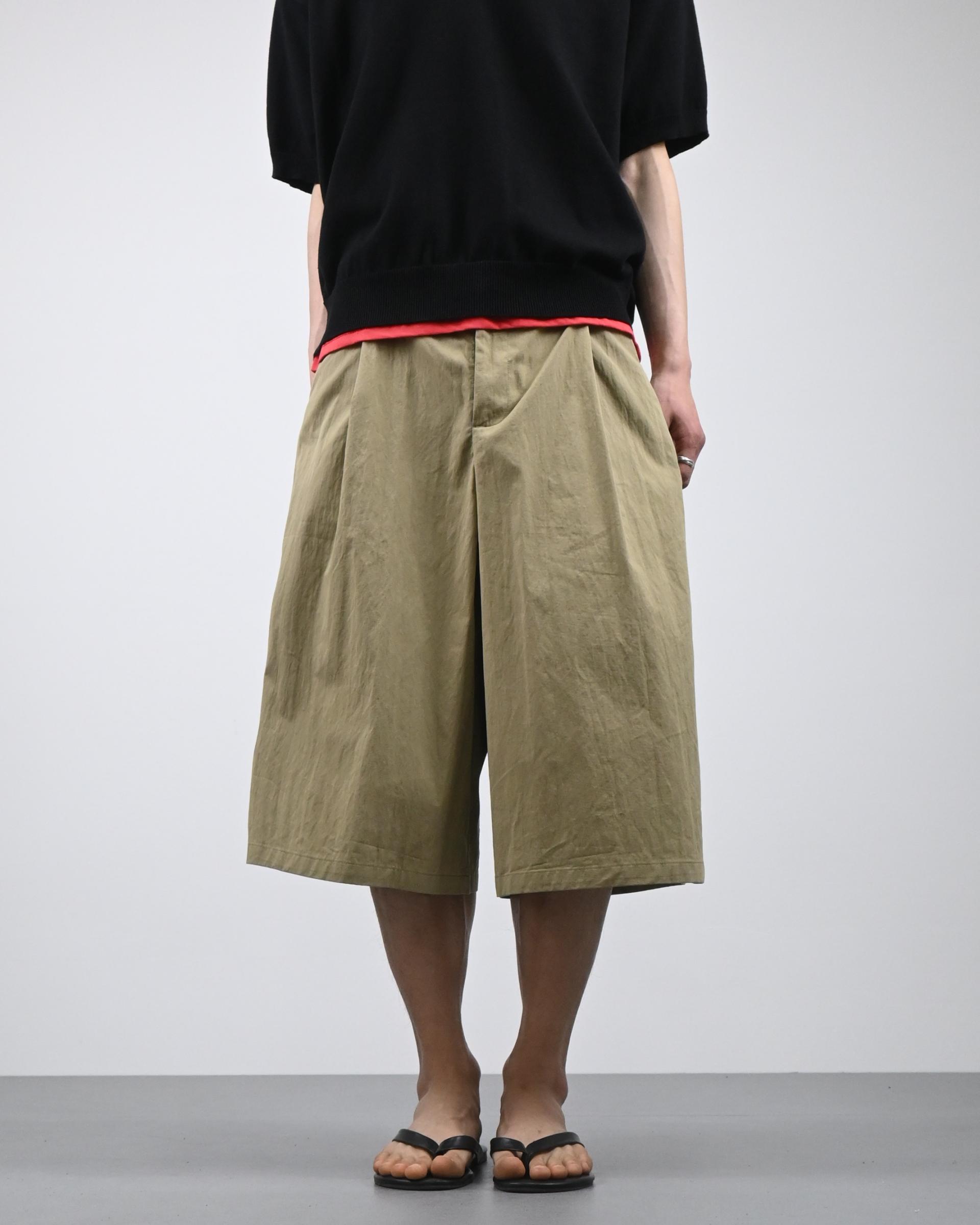 one tuck bermuda slacks