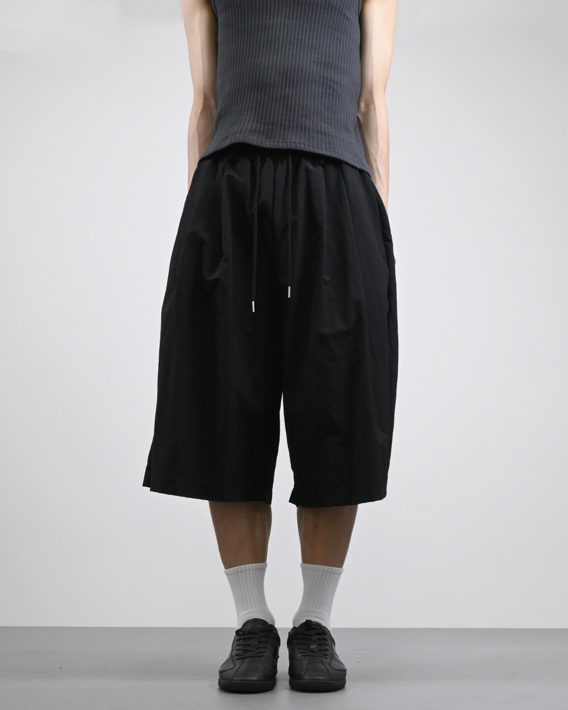 two tuck nylon snap bermuda pants