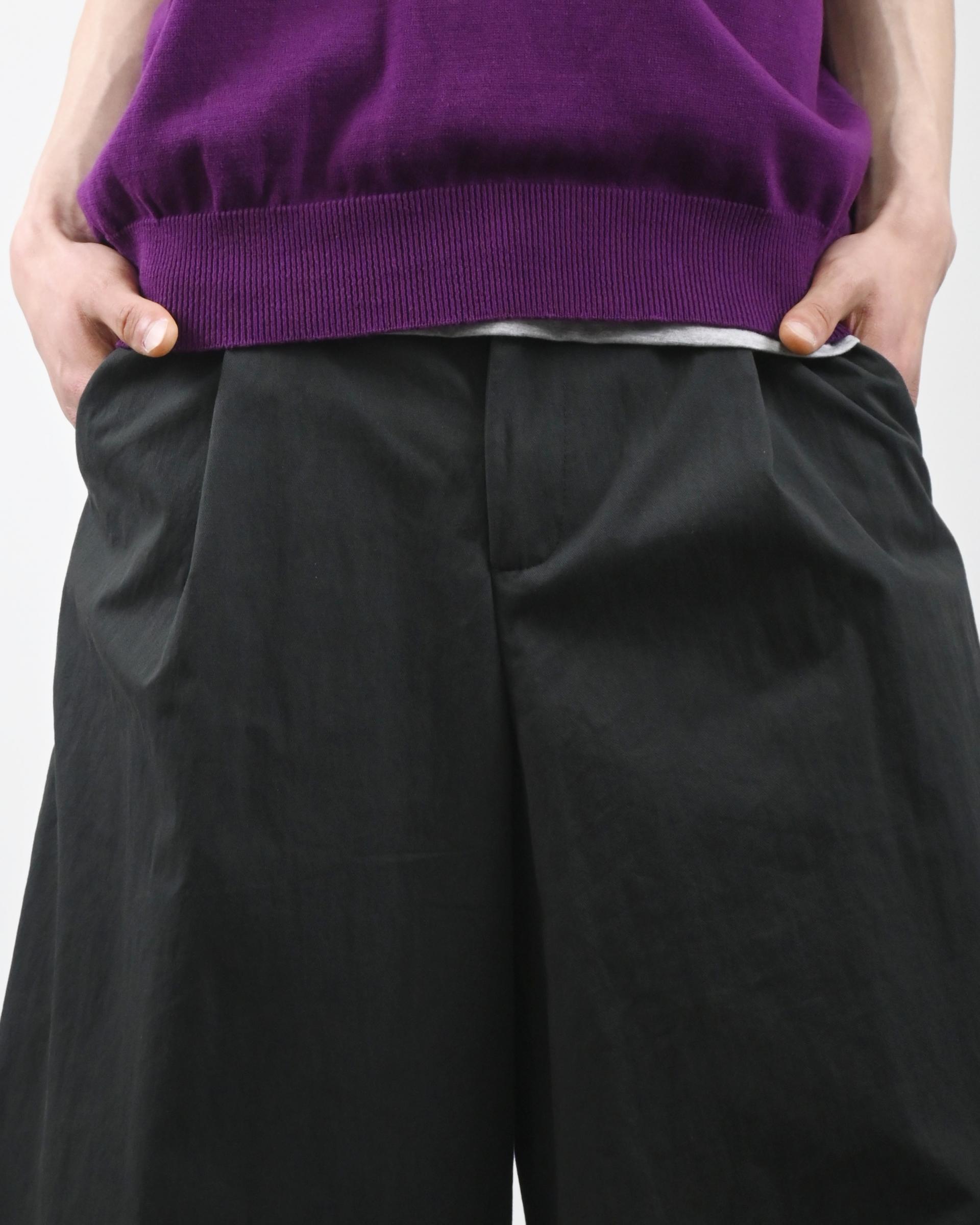one tuck bermuda slacks
