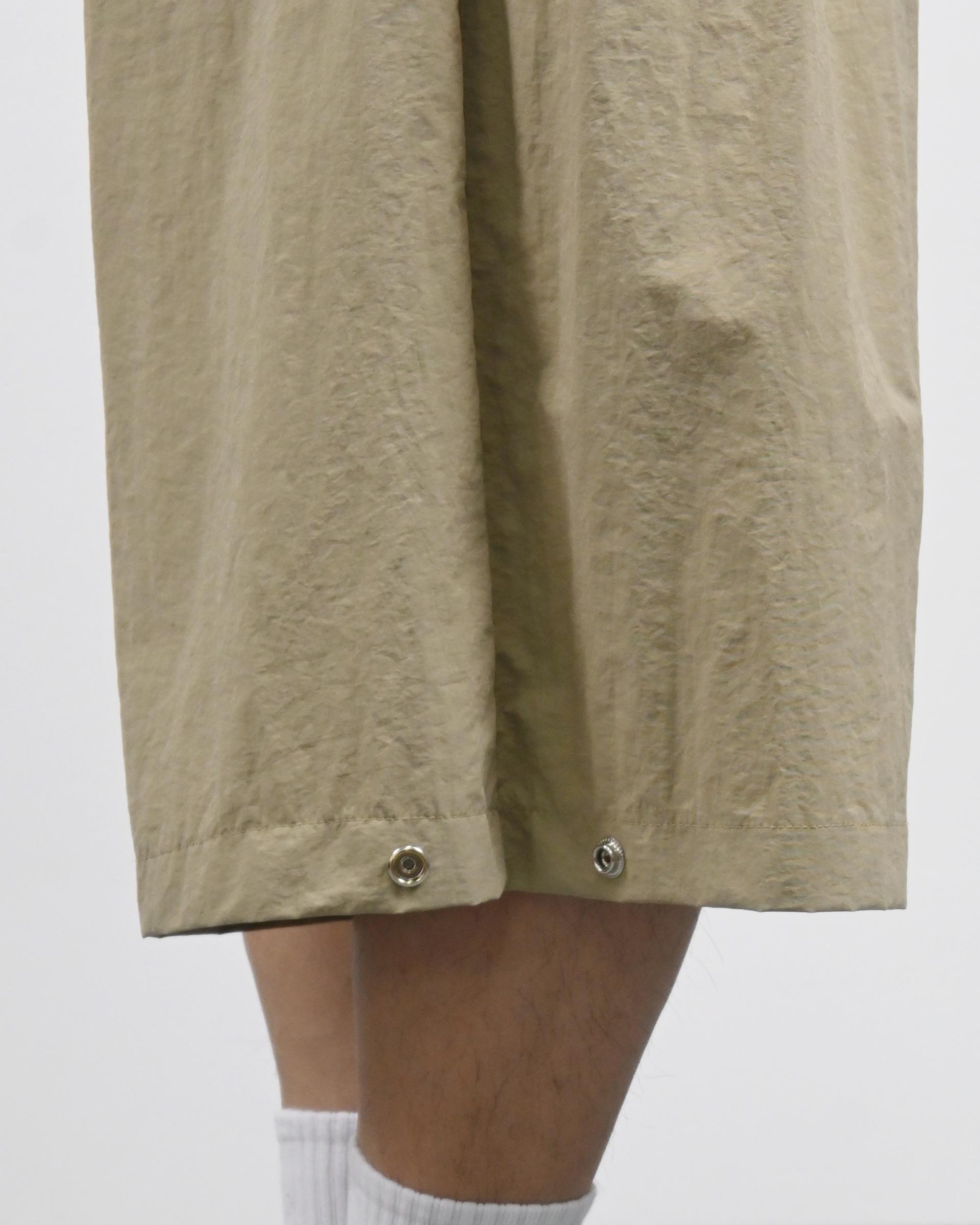 two tuck nylon snap bermuda pants