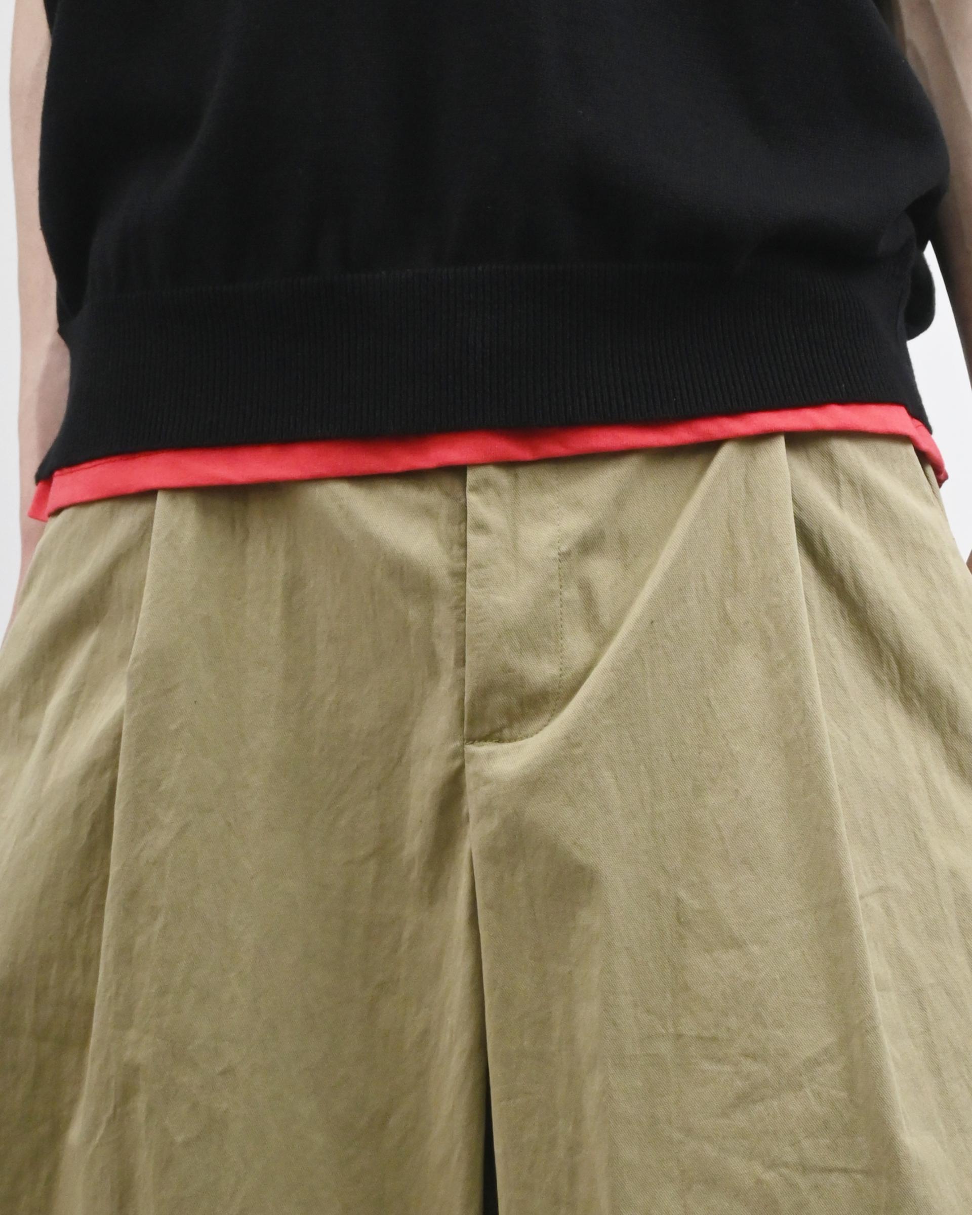 one tuck bermuda slacks