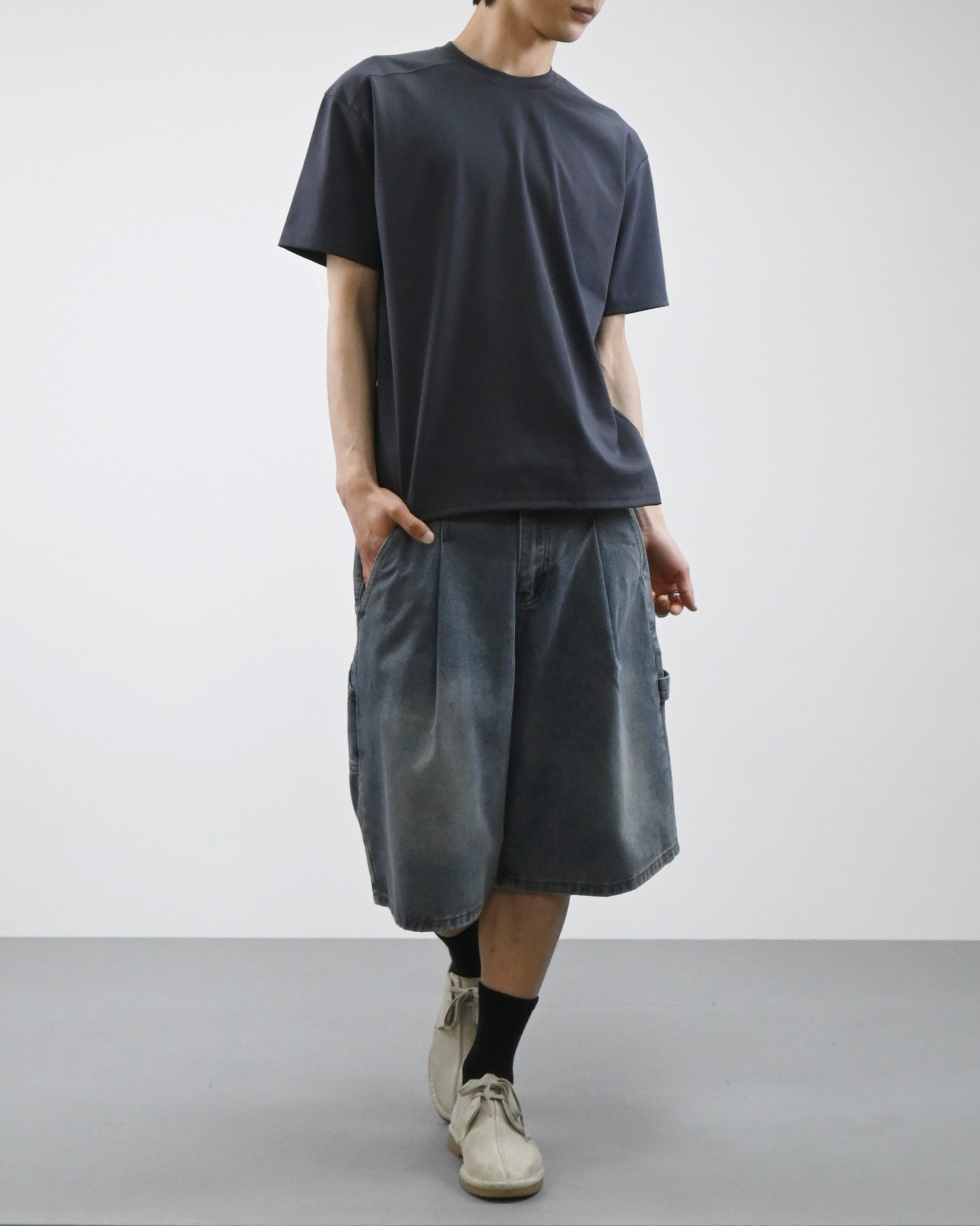 one tuck carpenter bermuda denim pants