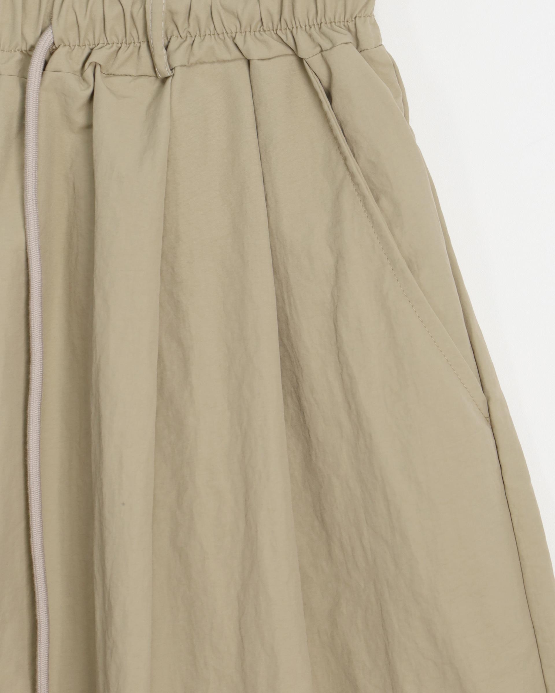 two tuck nylon snap bermuda pants