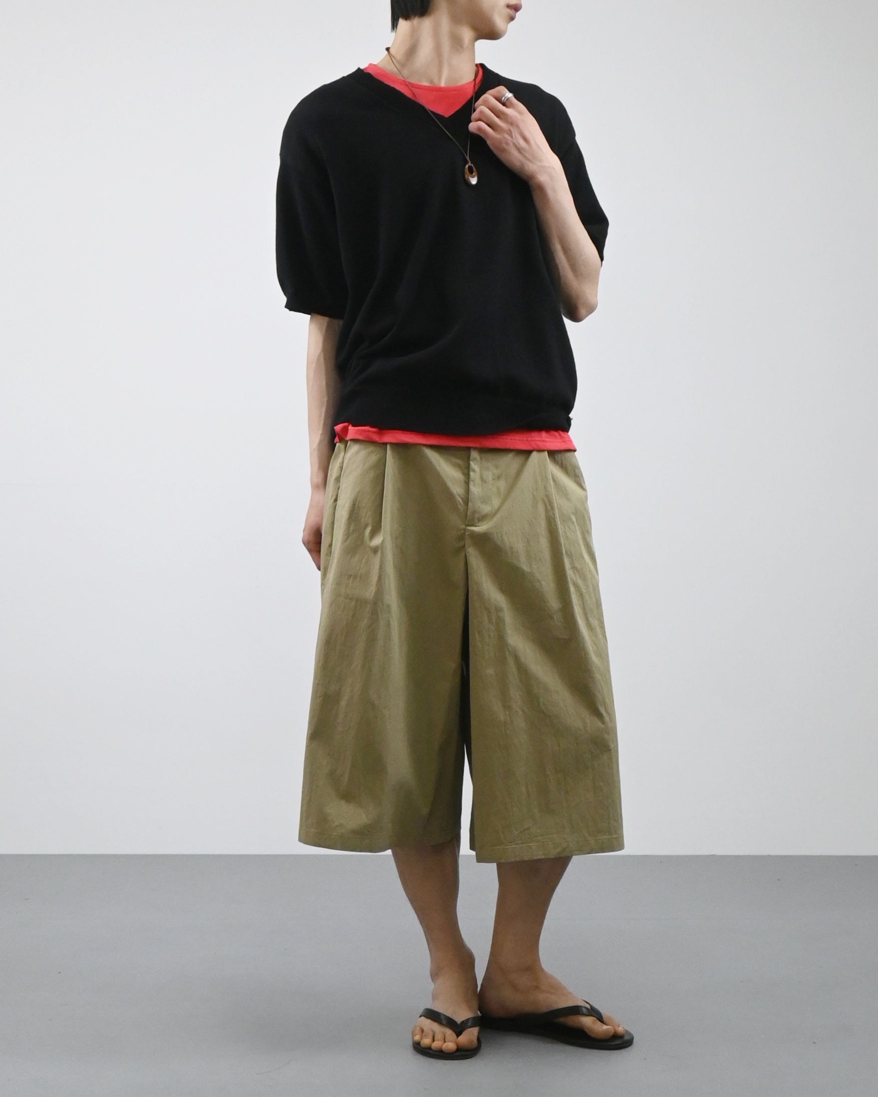 one tuck bermuda slacks