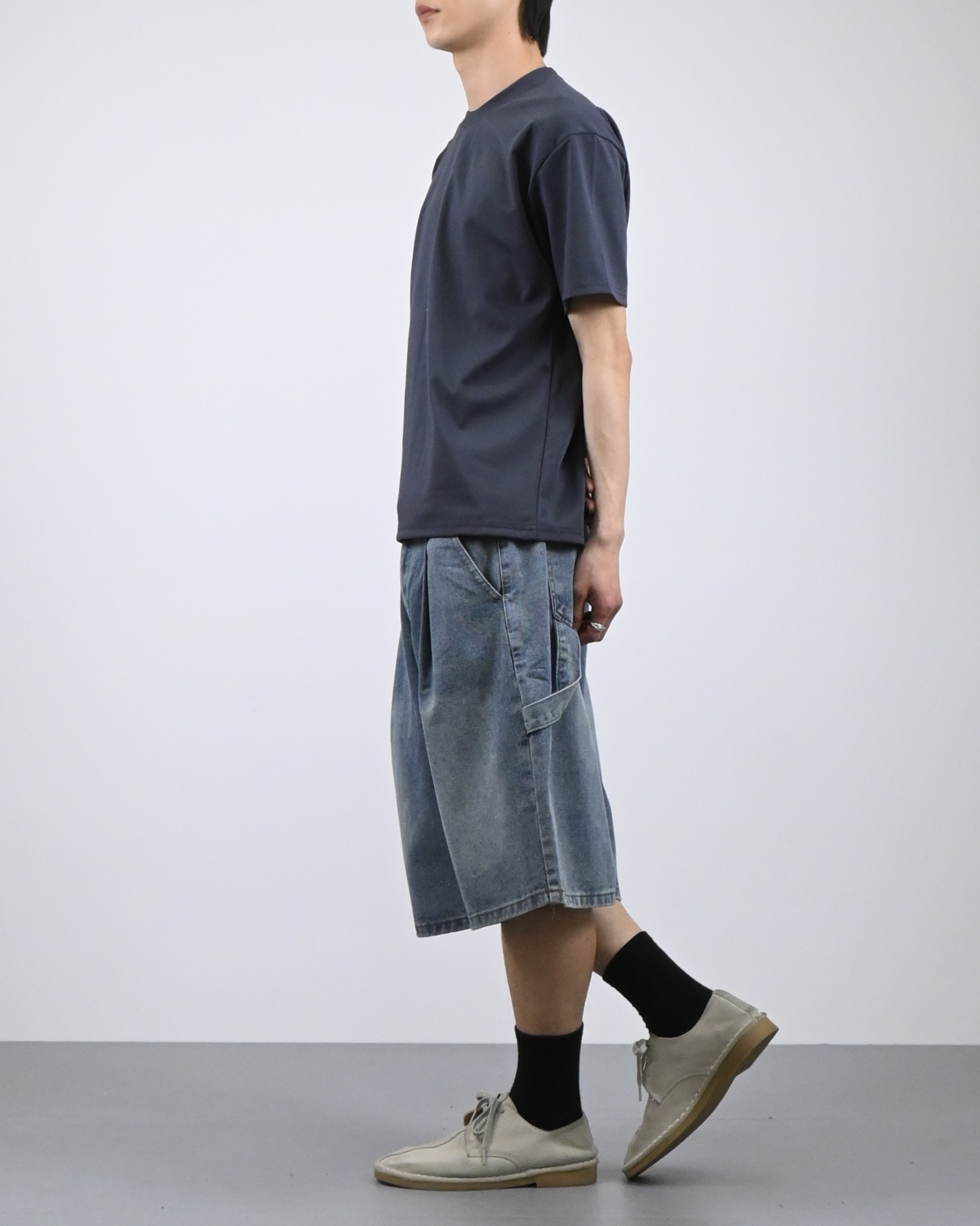one tuck carpenter bermuda denim pants