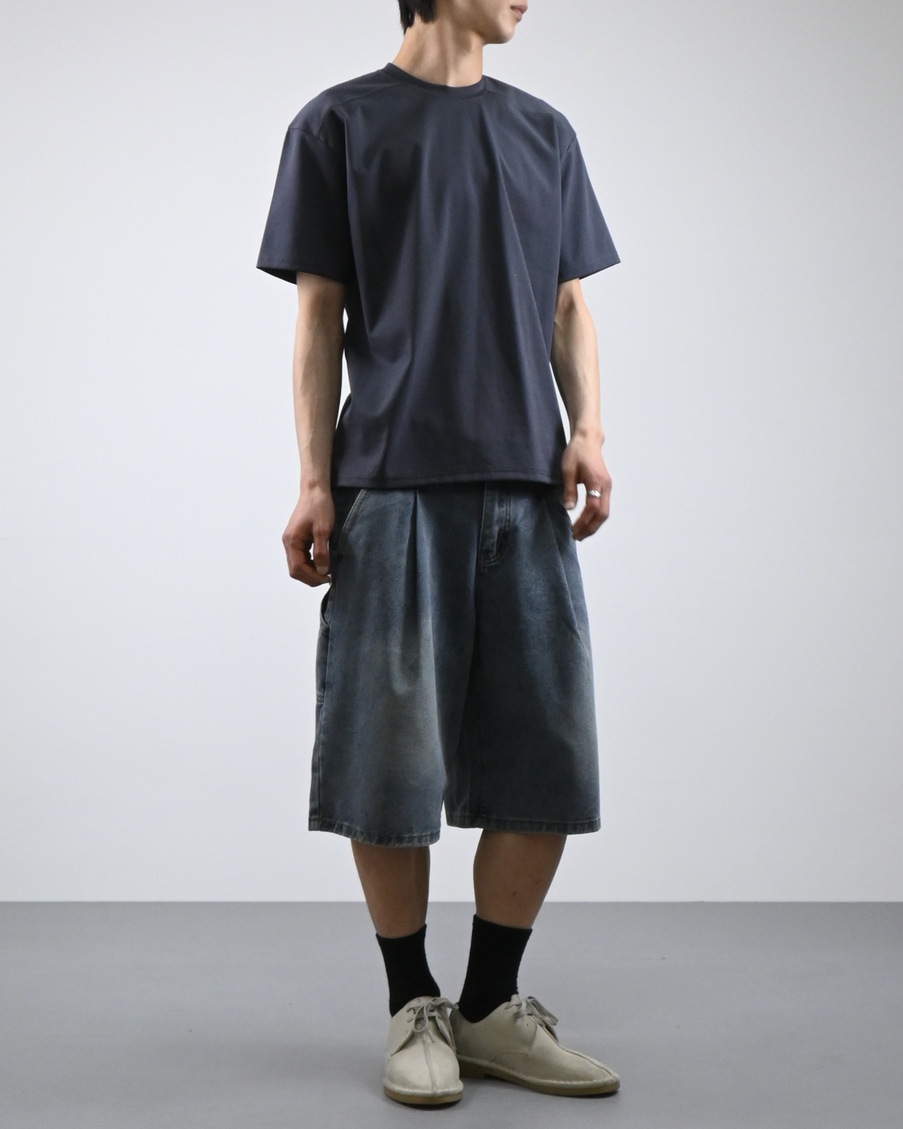 one tuck carpenter bermuda denim pants