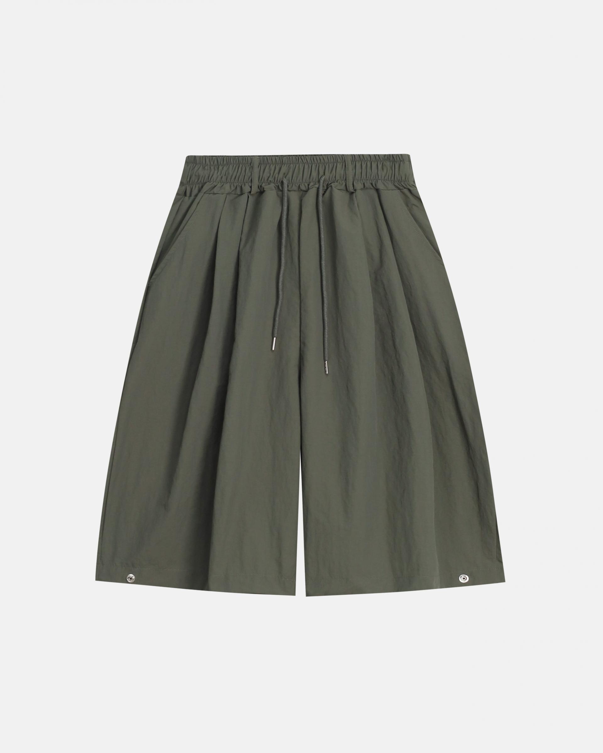 two tuck nylon snap bermuda pants