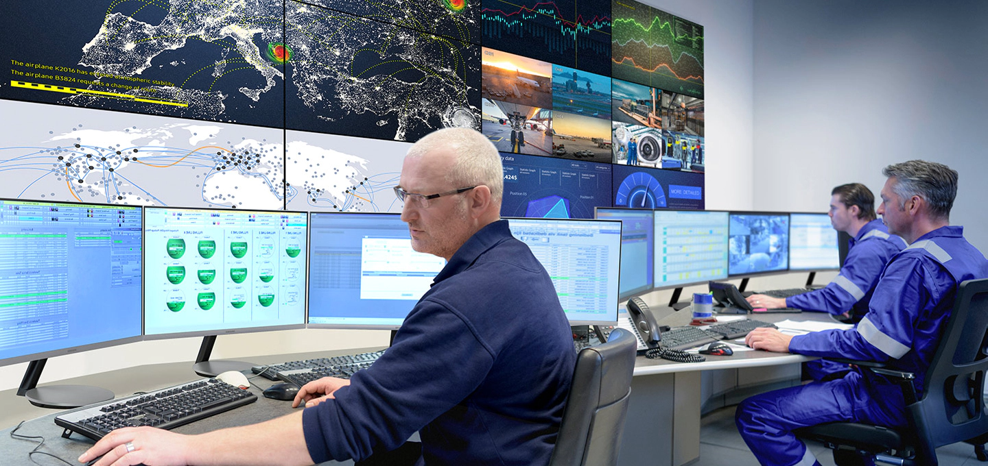 통제실에서 사람들이 업무를 하고 있습니다.