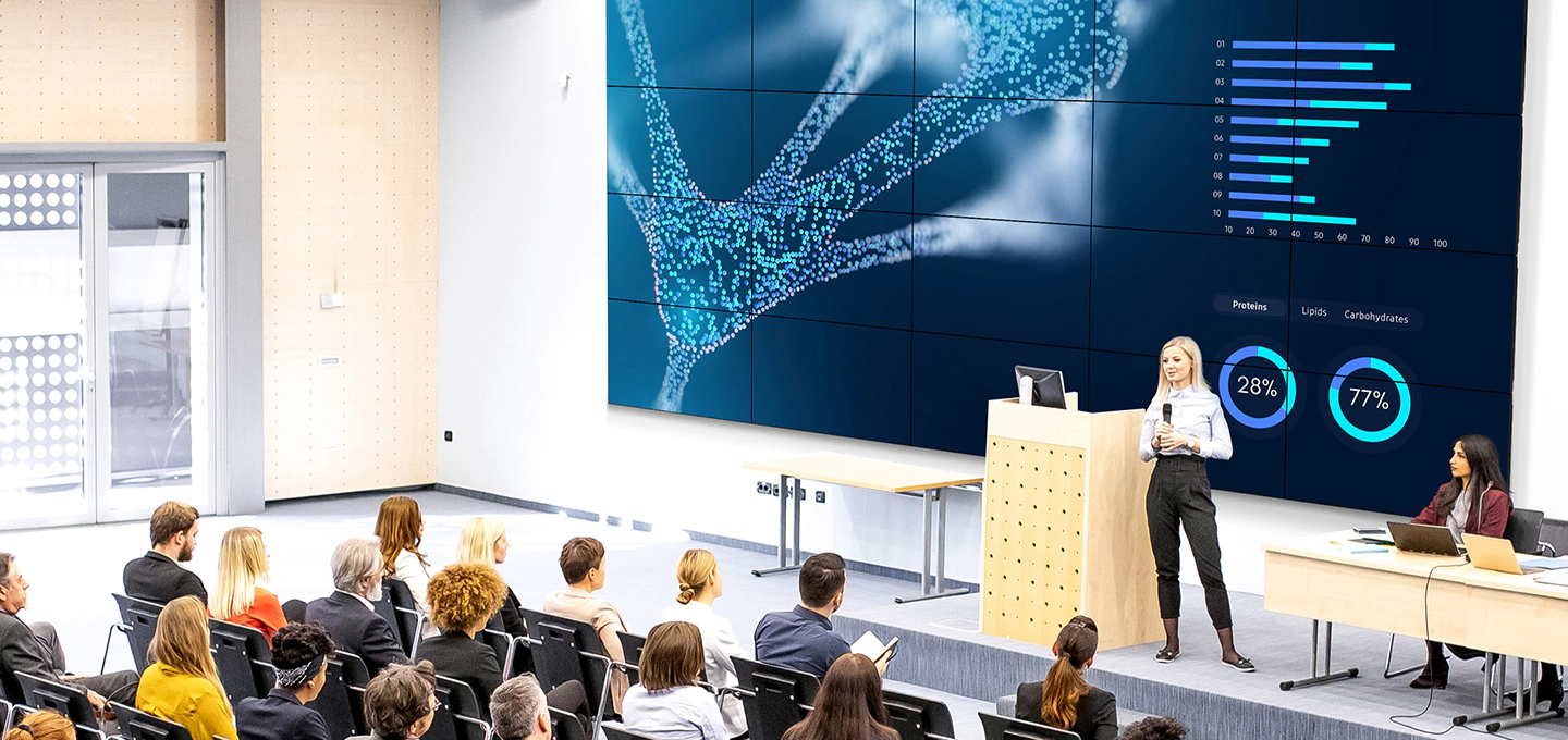 강의를 하는 모습을 보여주고 있습니다.